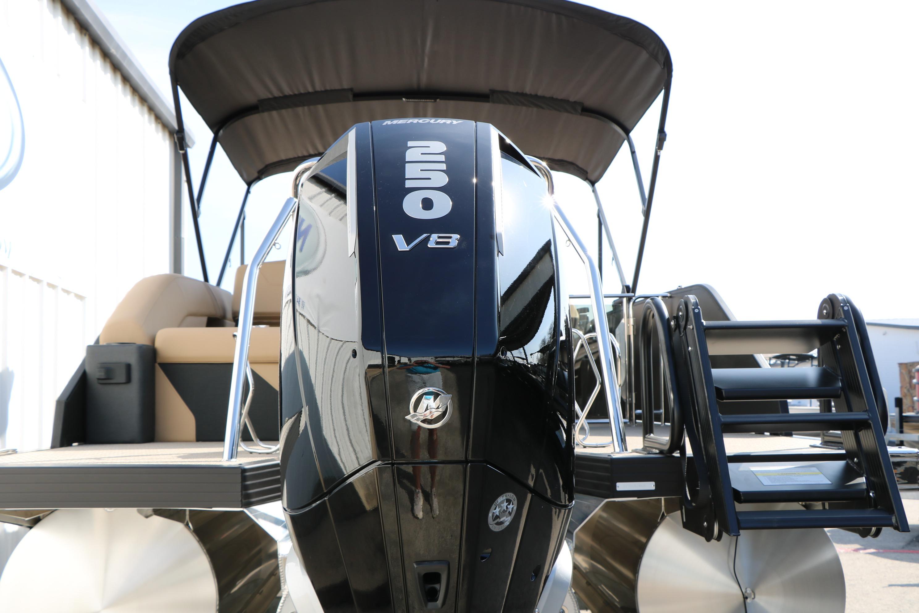 2026 Evotti 723CS boat with powerful 250 V8 engine, sleek design, and comfortable seating.