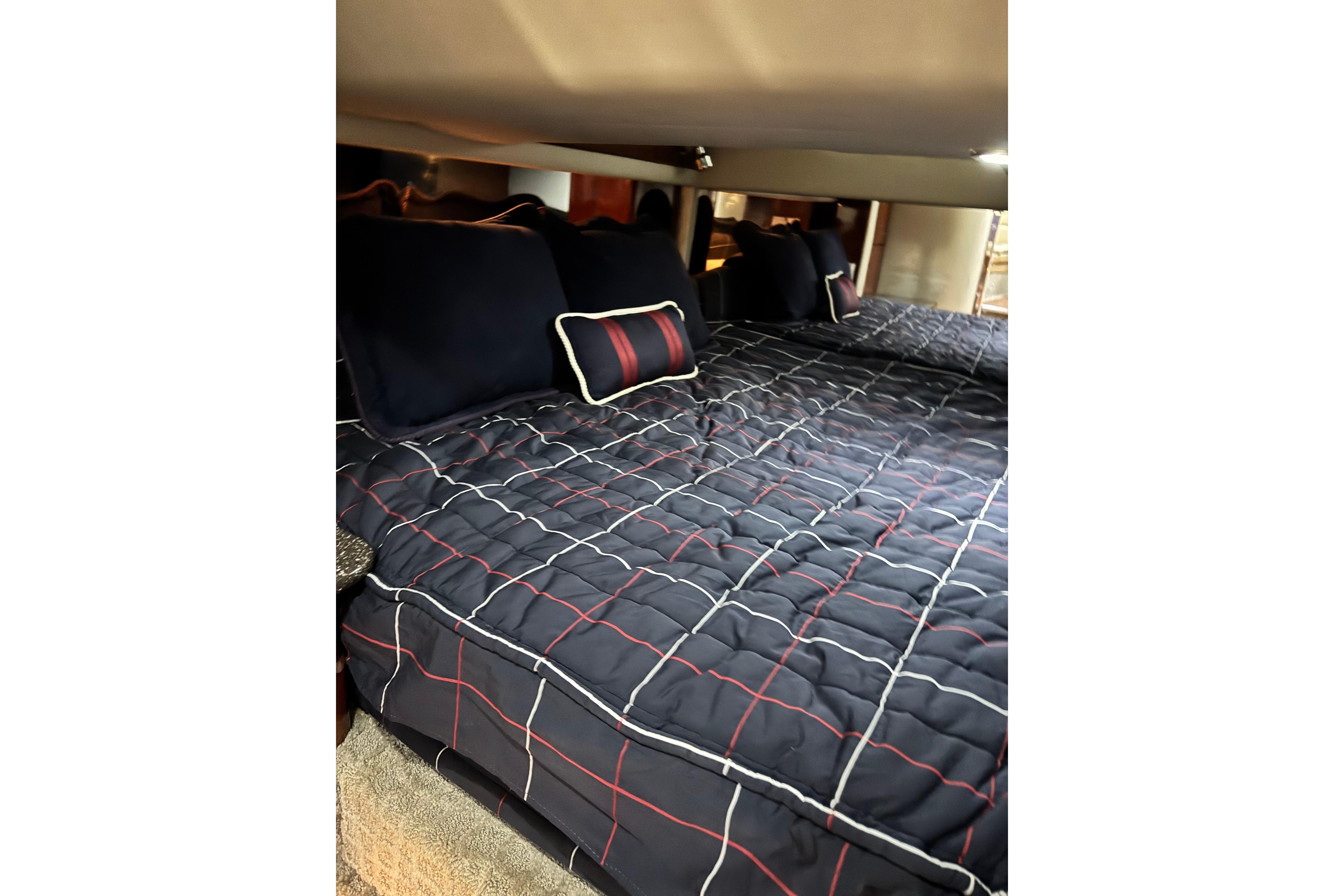 Luxurious cabin interior of 2008 Formula 400 Super Sport with stylish bedding.