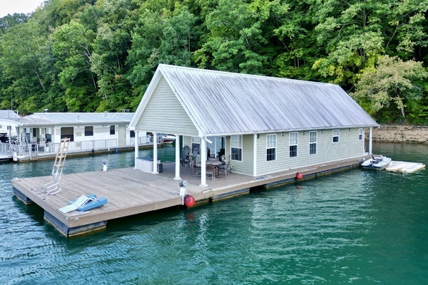 2006 Custom 20 x 43 Floating Cabin - Approx 812sqft