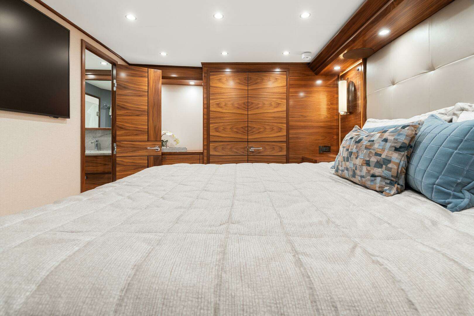2026 Viking 74 Convertible - Image 18