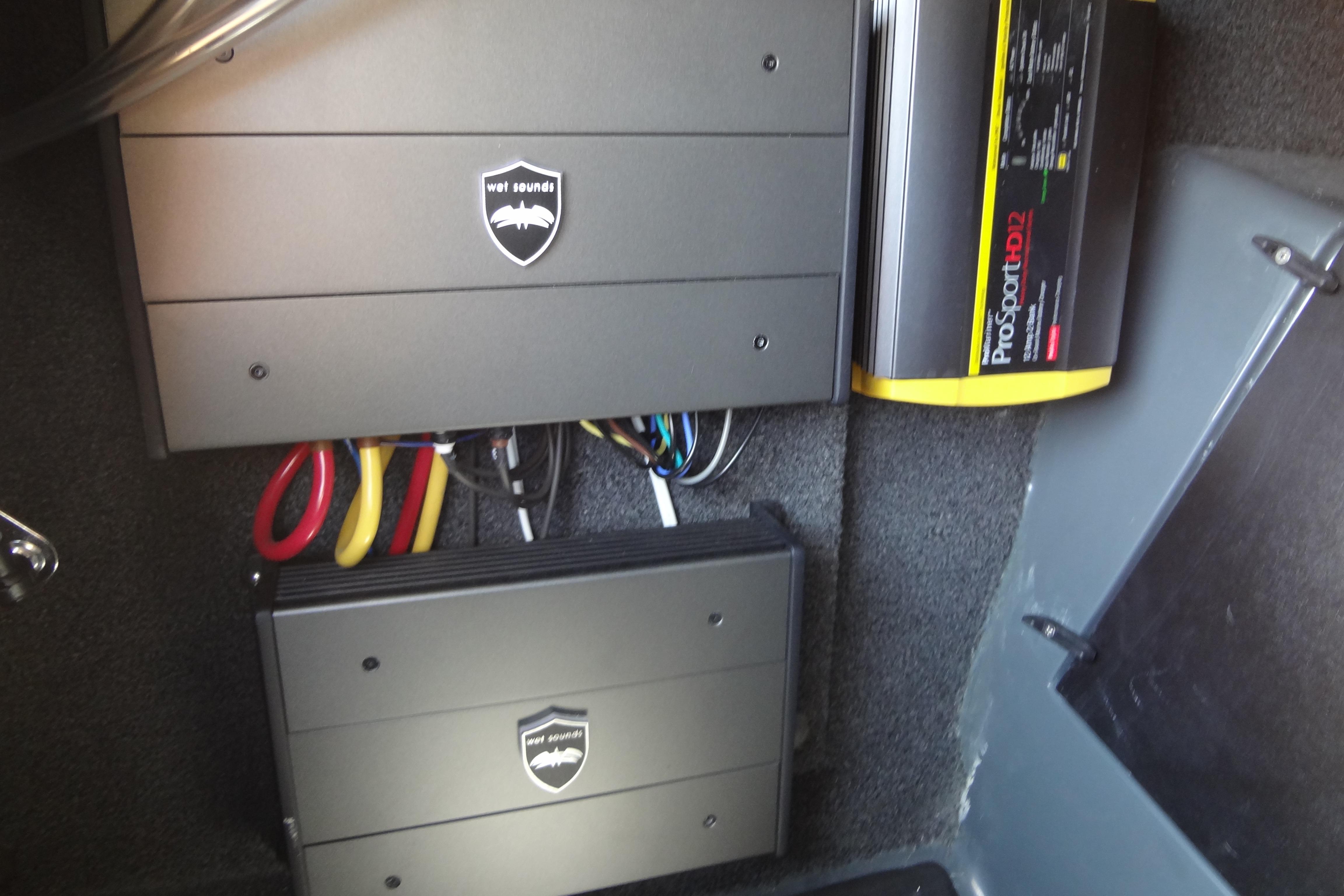 Audio system and ProSport HD2 charger in 2022 ATX Surf Boats 24 Type-S.
