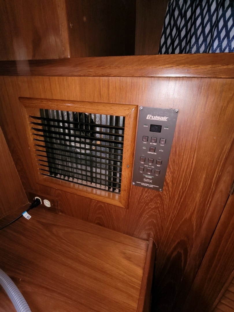 1990 DeFever Offshore Cruiser - Image 16