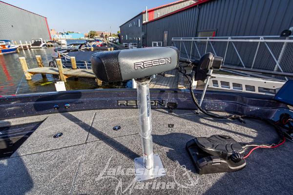 2024 Recon 985 SC boat at marina, featuring advanced fishing equipment.