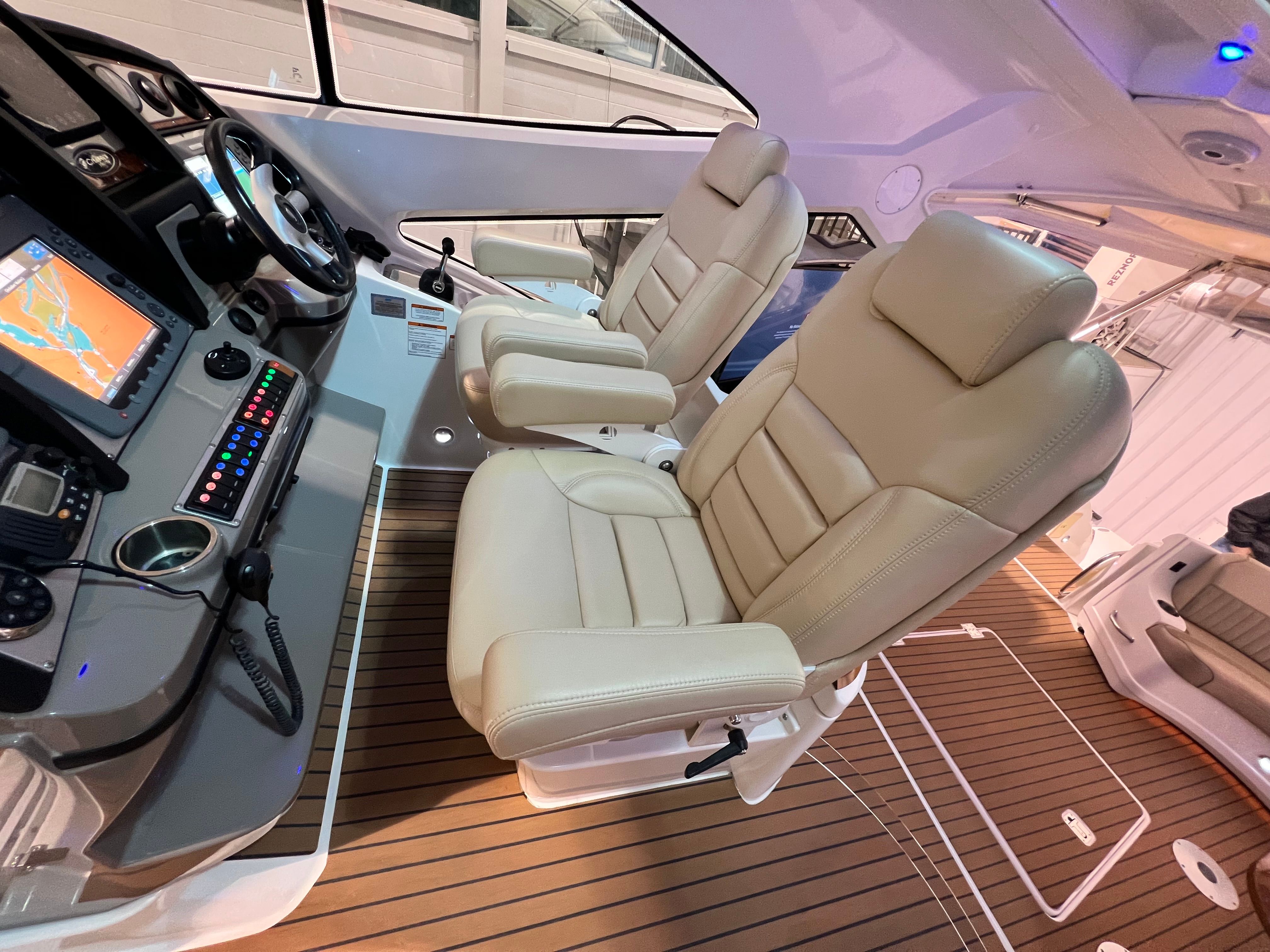 2009 Cruisers Yachts 520 Sports Coupe - 15