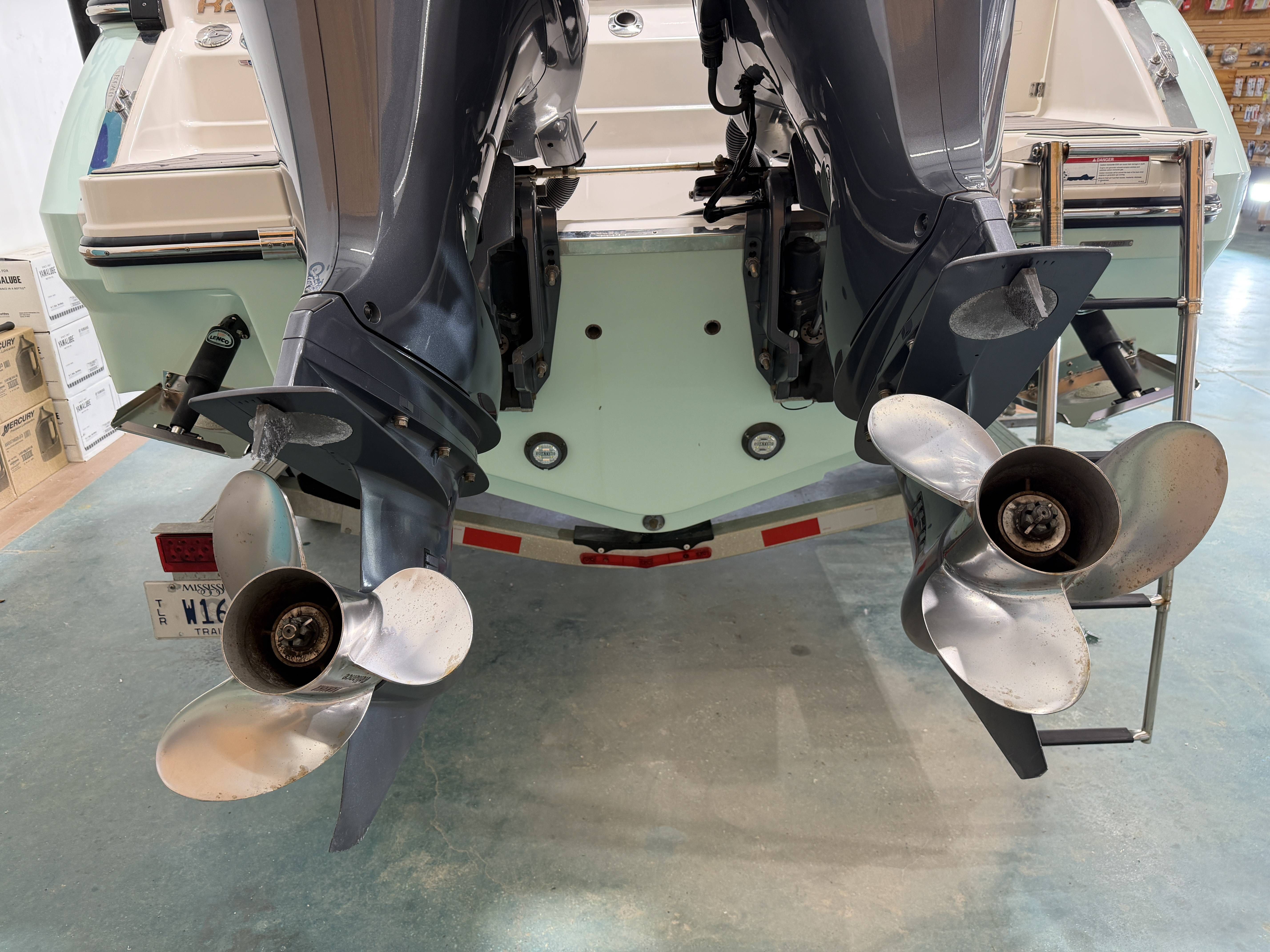 2023 Robalo R250 Center Console - 13