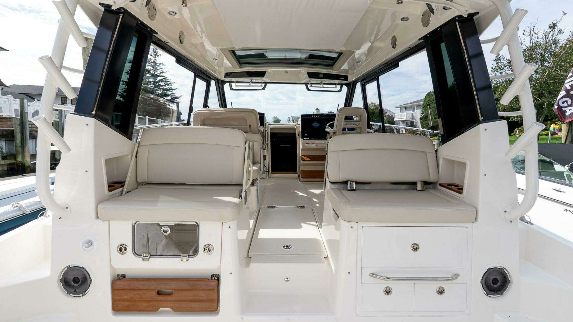 2024 Boston Whaler 405 Conquest - Image 26