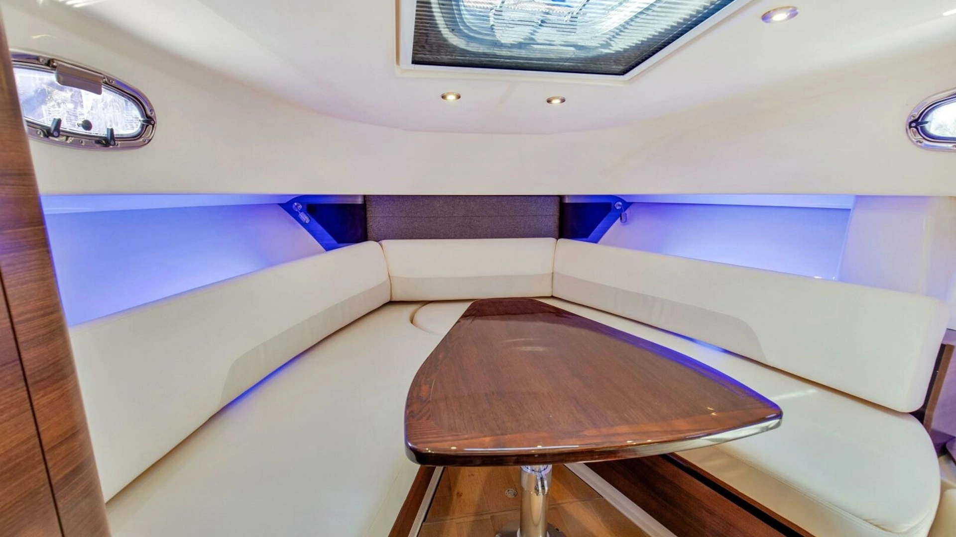 2019 Boston Whaler 345 CONQUEST - Image 7