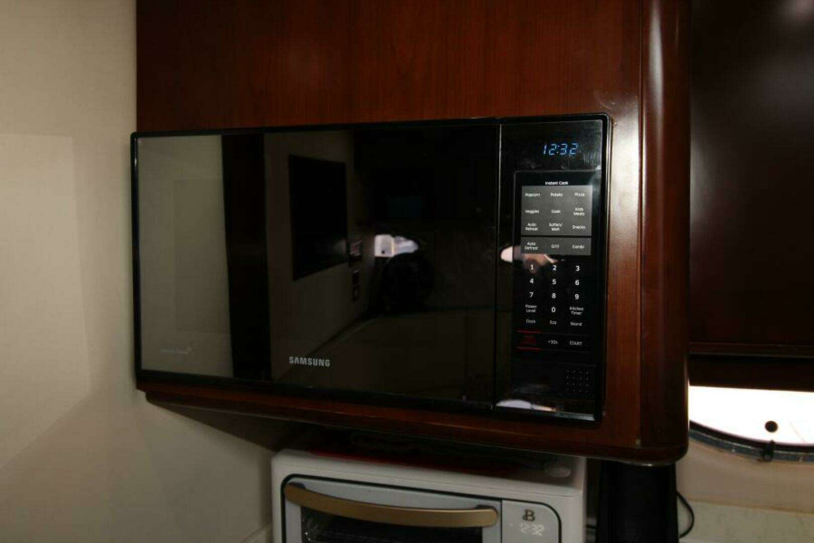 2002 Regal 4260 Commodore - Image 25