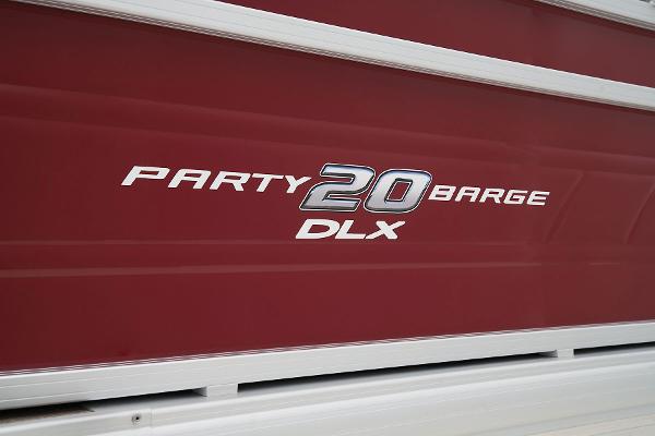 2025 Sun Tracker Party Barge 20 DLX - 16