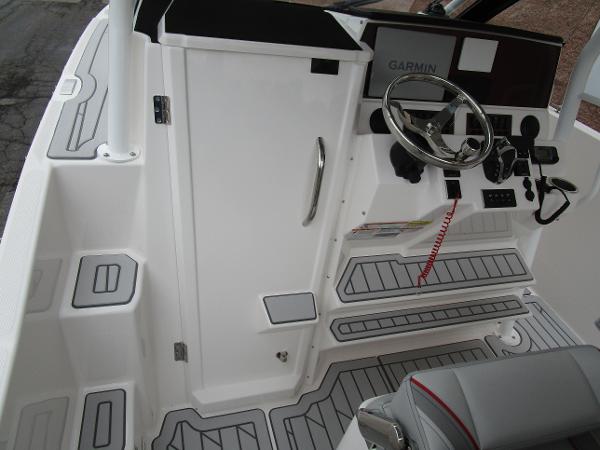 2025 Solara S-250 CW boat cockpit with Garmin navigation system and sleek interior design.