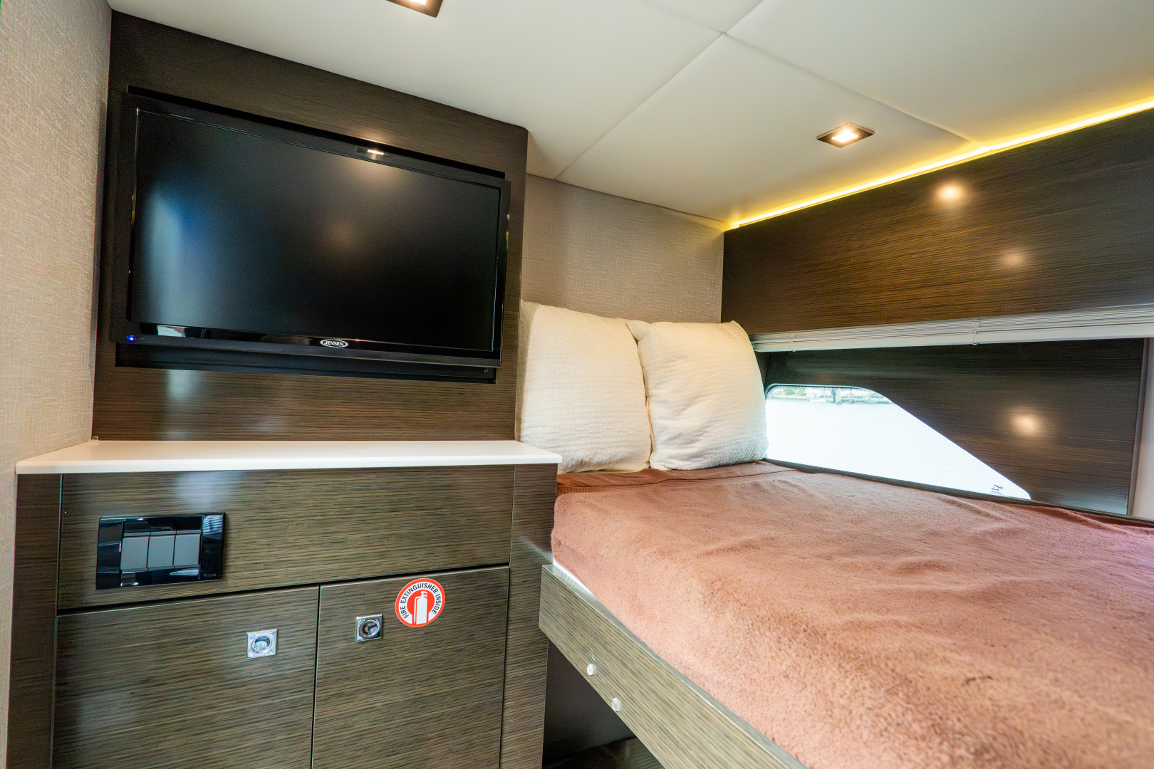 2018 Cruisers Yachts 50 CANTIUS - Image 53