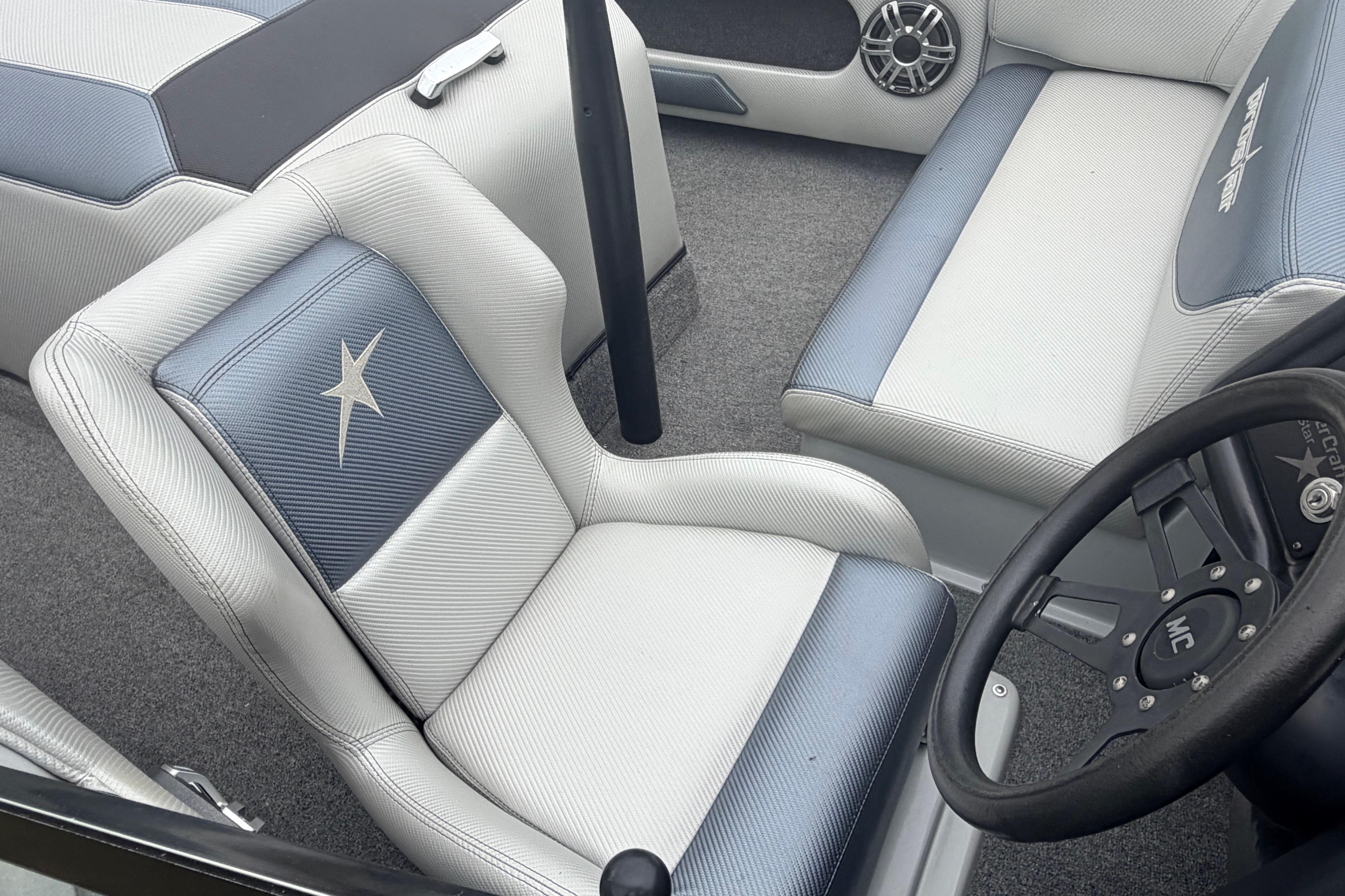 1989 MasterCraft ProStar 190 interior with blue and white upholstery, featuring a star emblem.