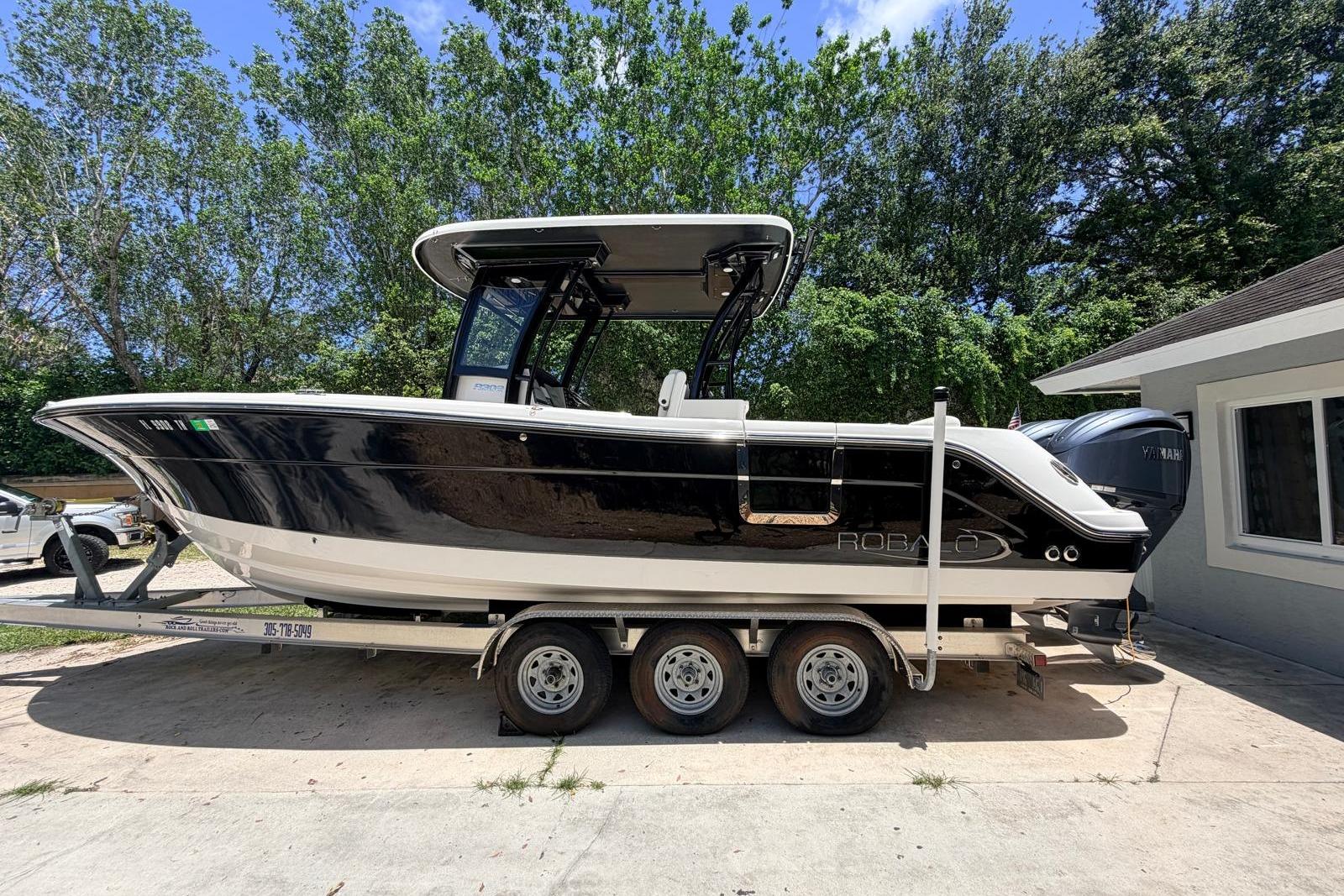 2022 Robalo R302 Center Console