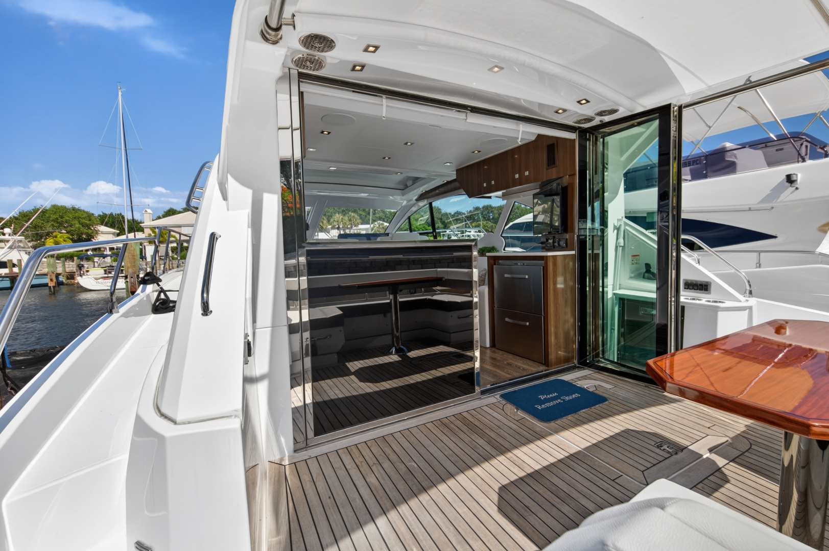 2023 Cruisers Yachts 50 CANTIUS - Image 32