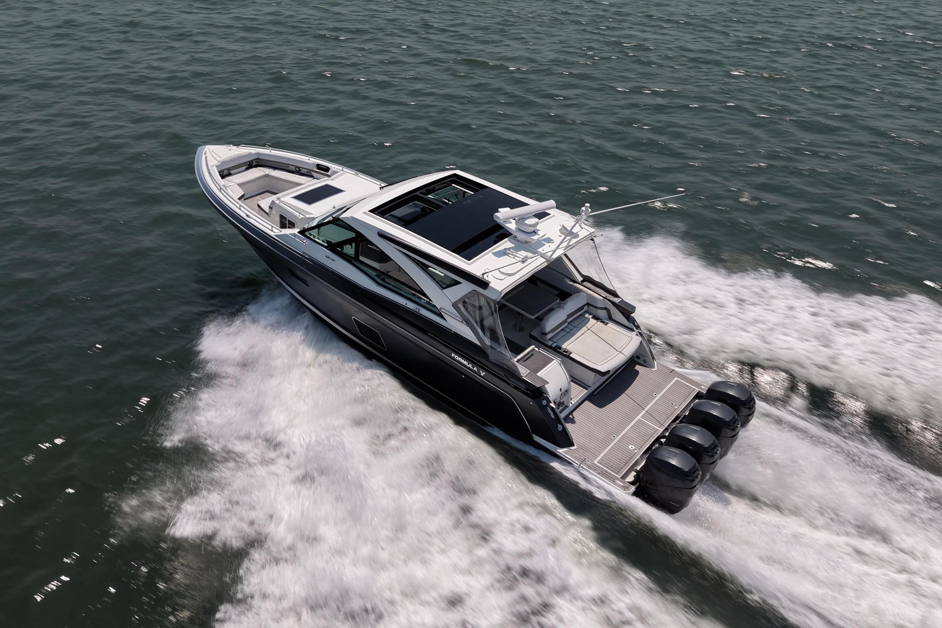 2019 Formula 430 Super Sport Crossover cruising on open water.