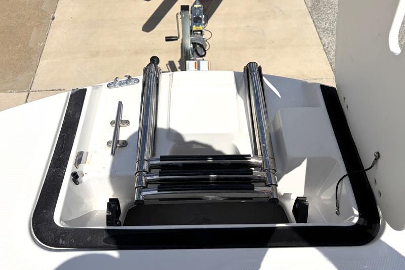 2026 Hurricane SunDeck Sport 2050 OB boat ladder and deck detail.