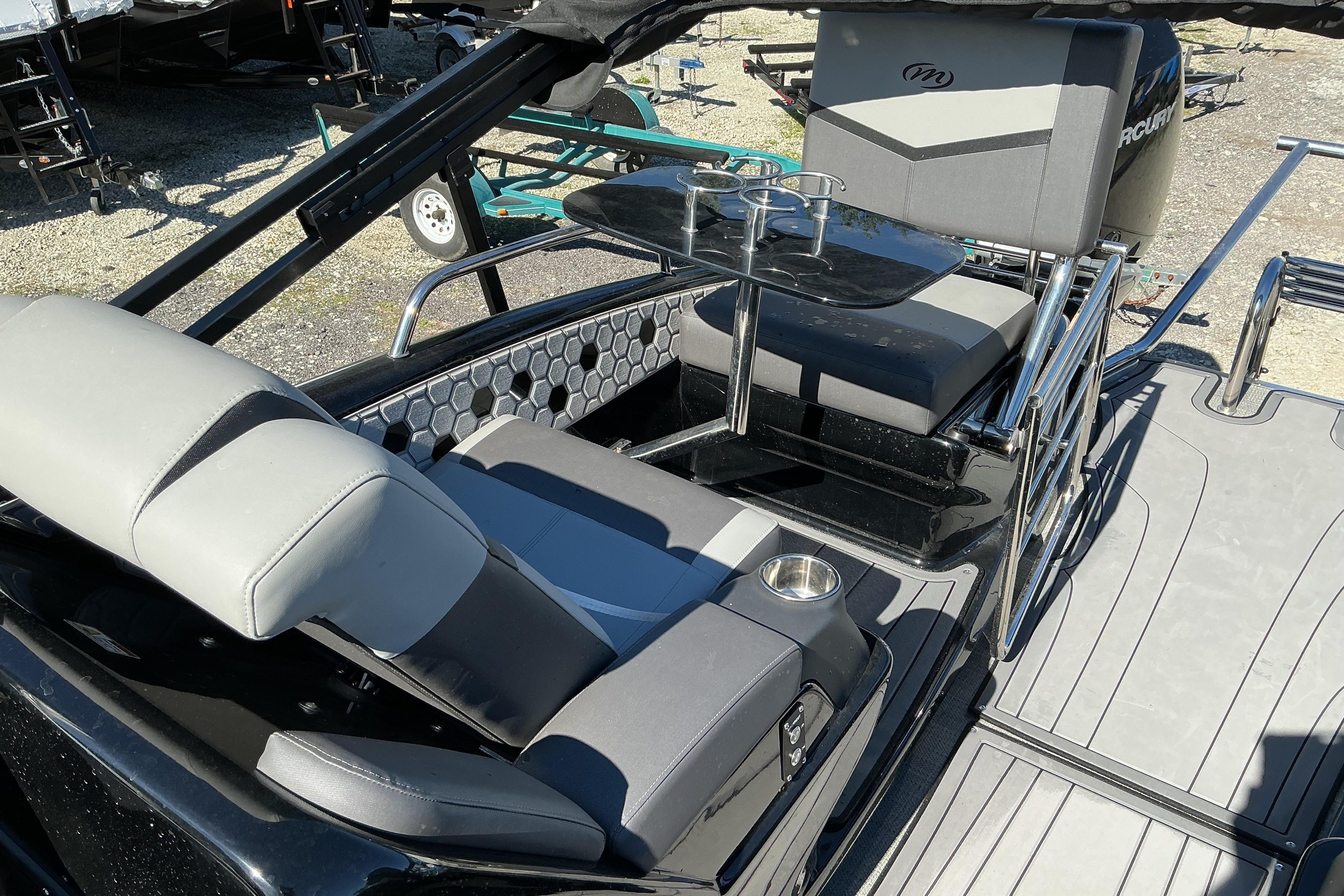 2024 Manitou 25 X-Plode XT SRS boat interior with sleek seating and modern design.