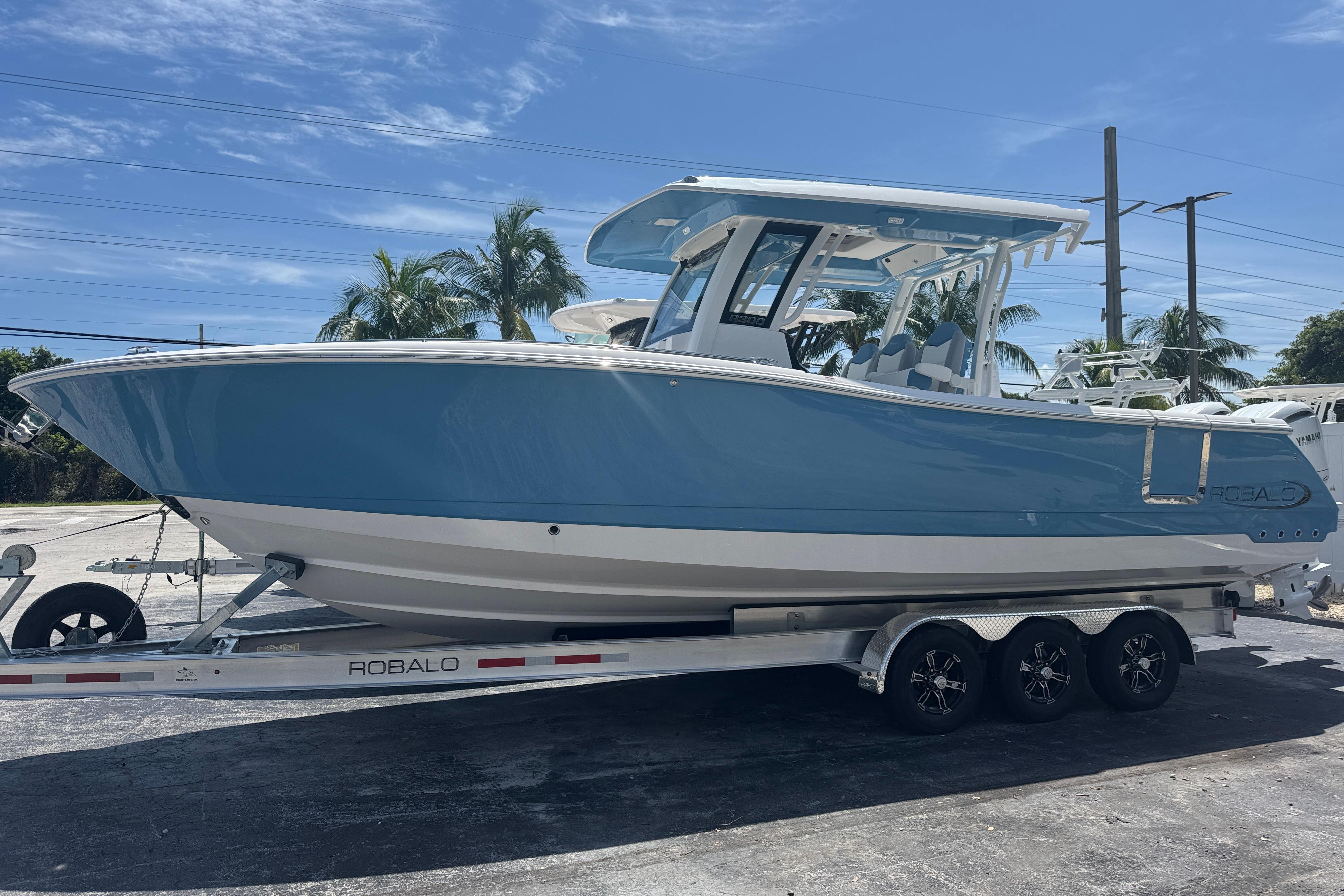 2026 Robalo R300 Center Console
