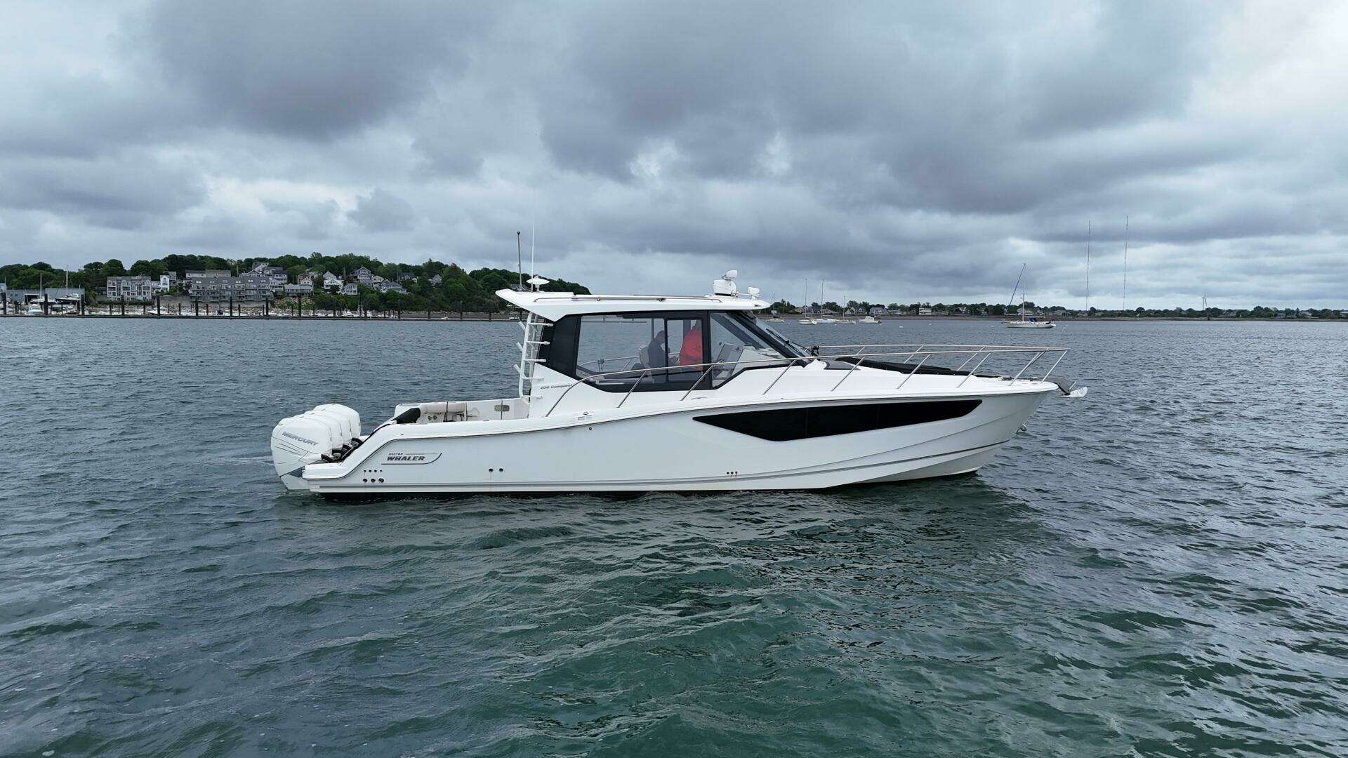 2021 Boston Whaler 405 Conquest - Image 3