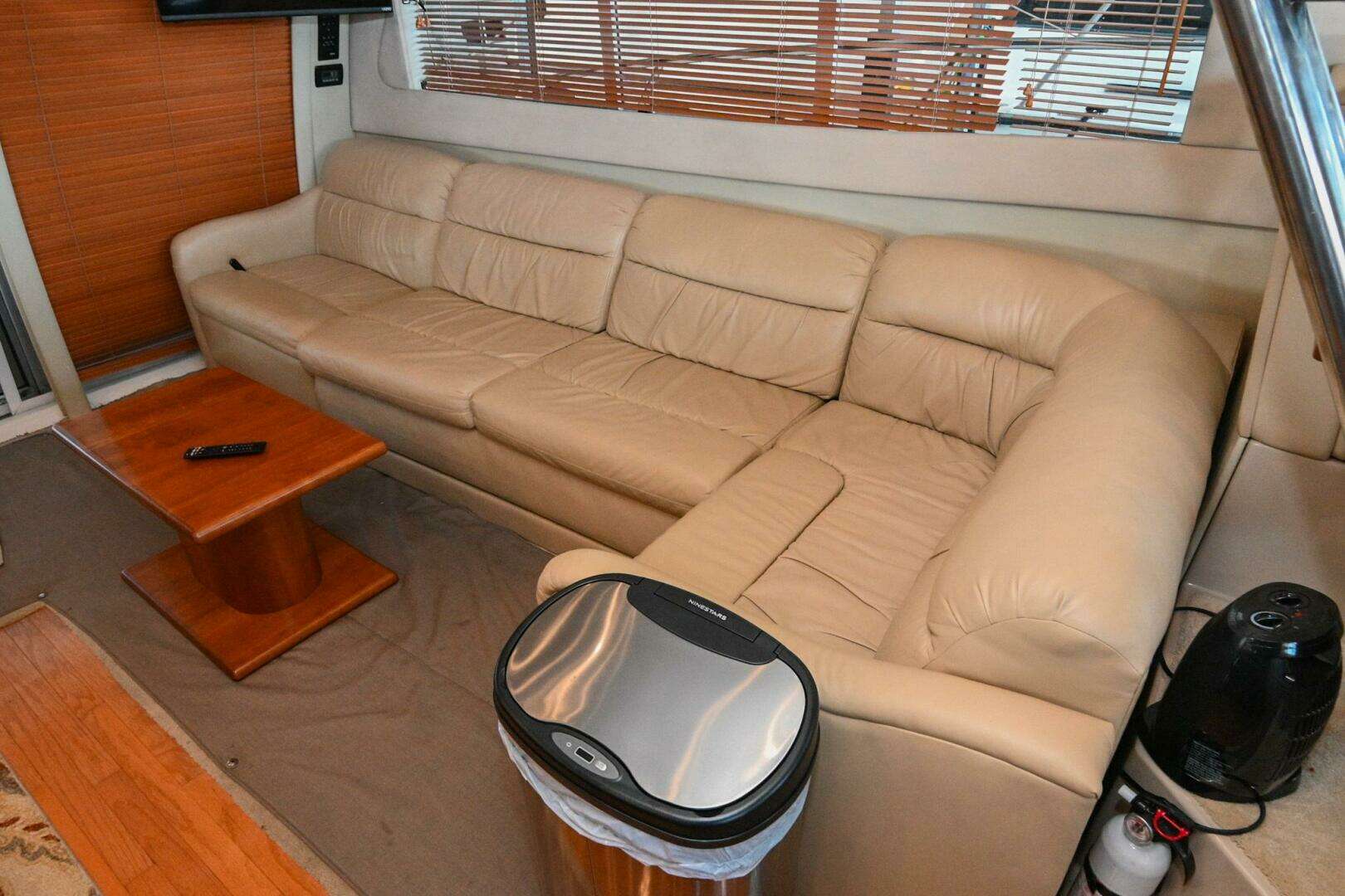 2002 Cruisers Yachts 5000 Sedan Sport - Image 24