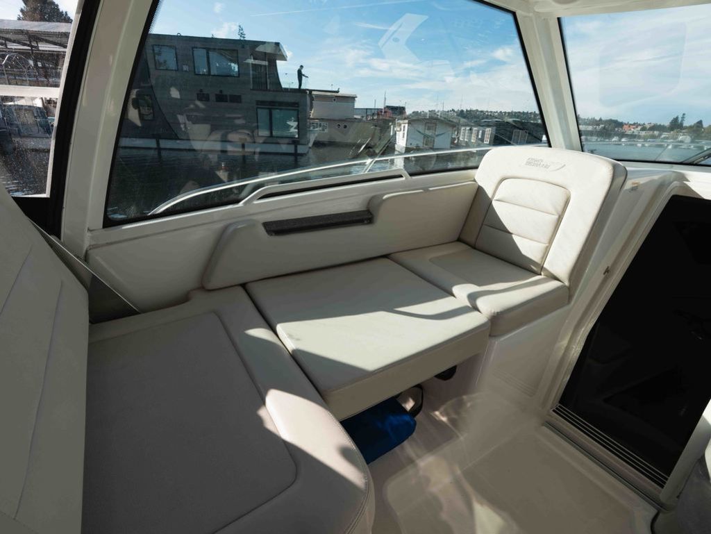 2017 Boston Whaler 315 Conquest - 11