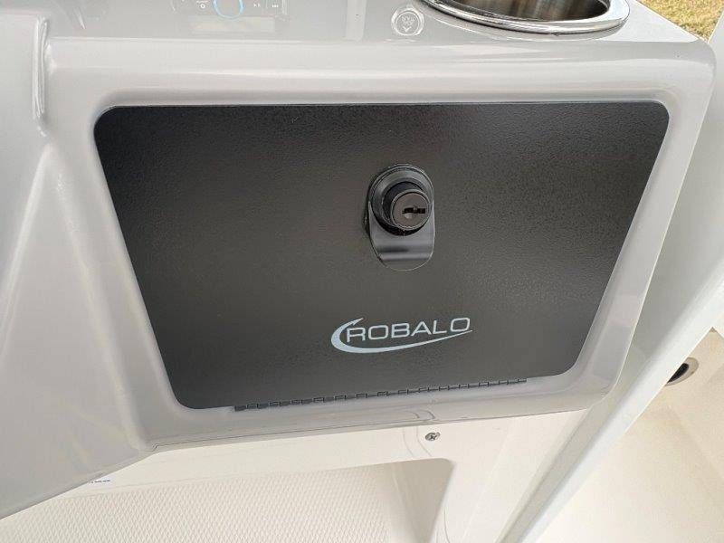 2026 Robalo 246 Cayman - 82
