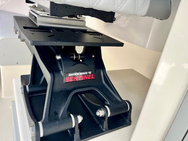 Shockwave S5 Sentinel seat mount in 2023 Defiance Admiral 220 EX boat.