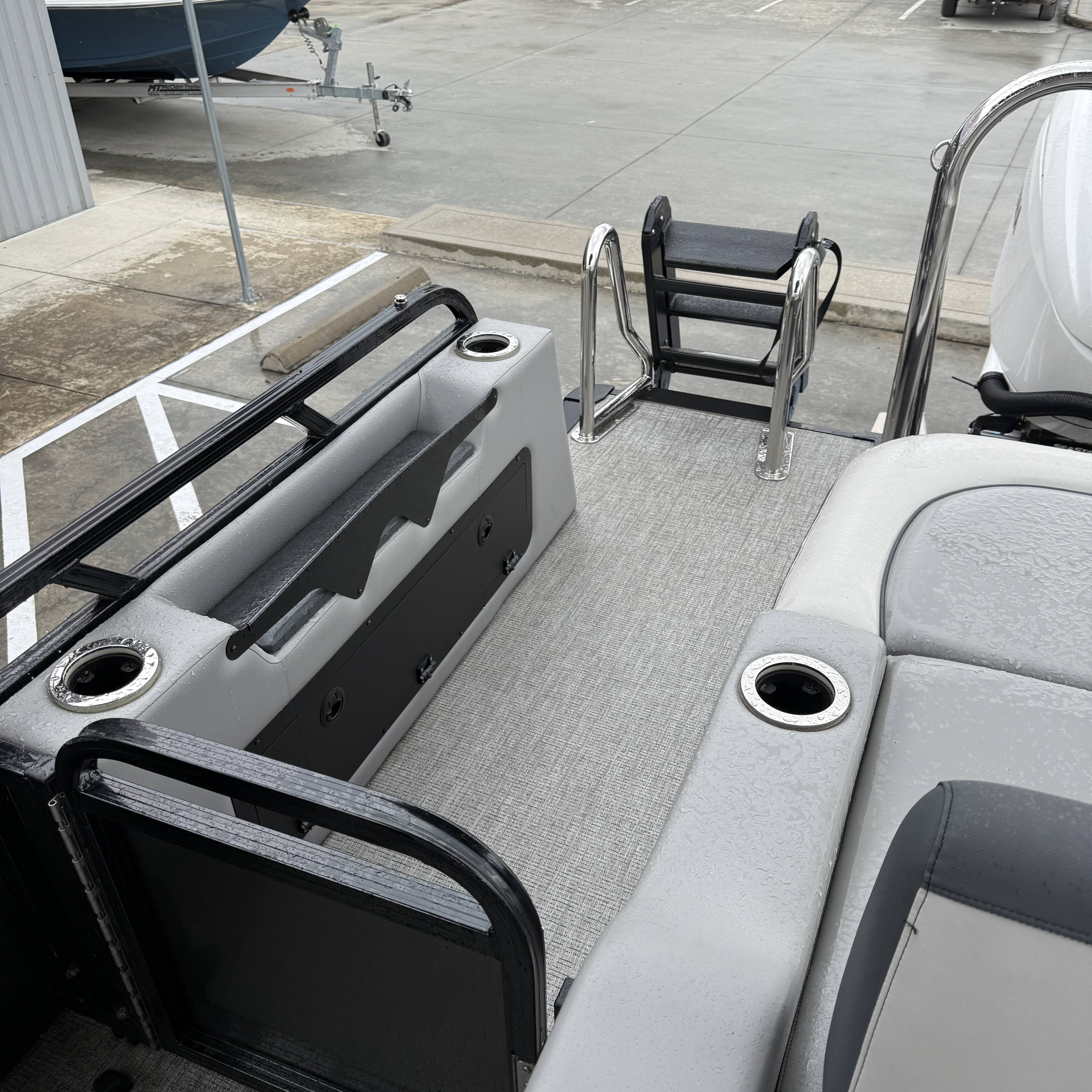 2025 Avalon Catalina Versatile Rear Bench - 23' - 18