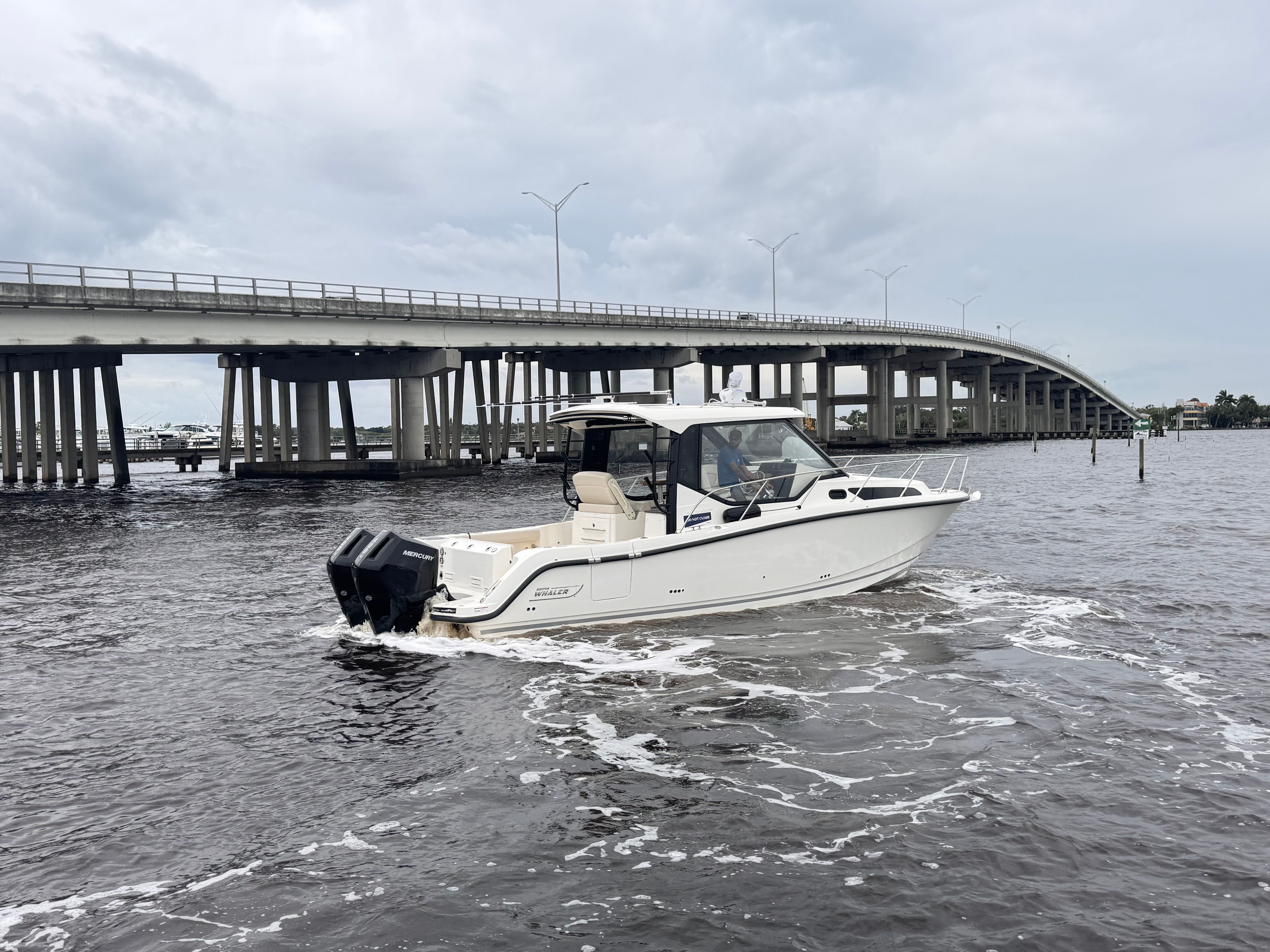 2026 Boston Whaler 325 Conquest