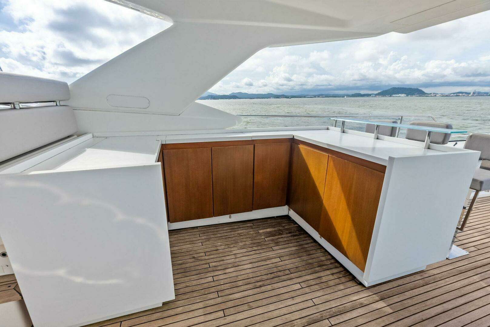 2014 Custom Line 100 - Image 38