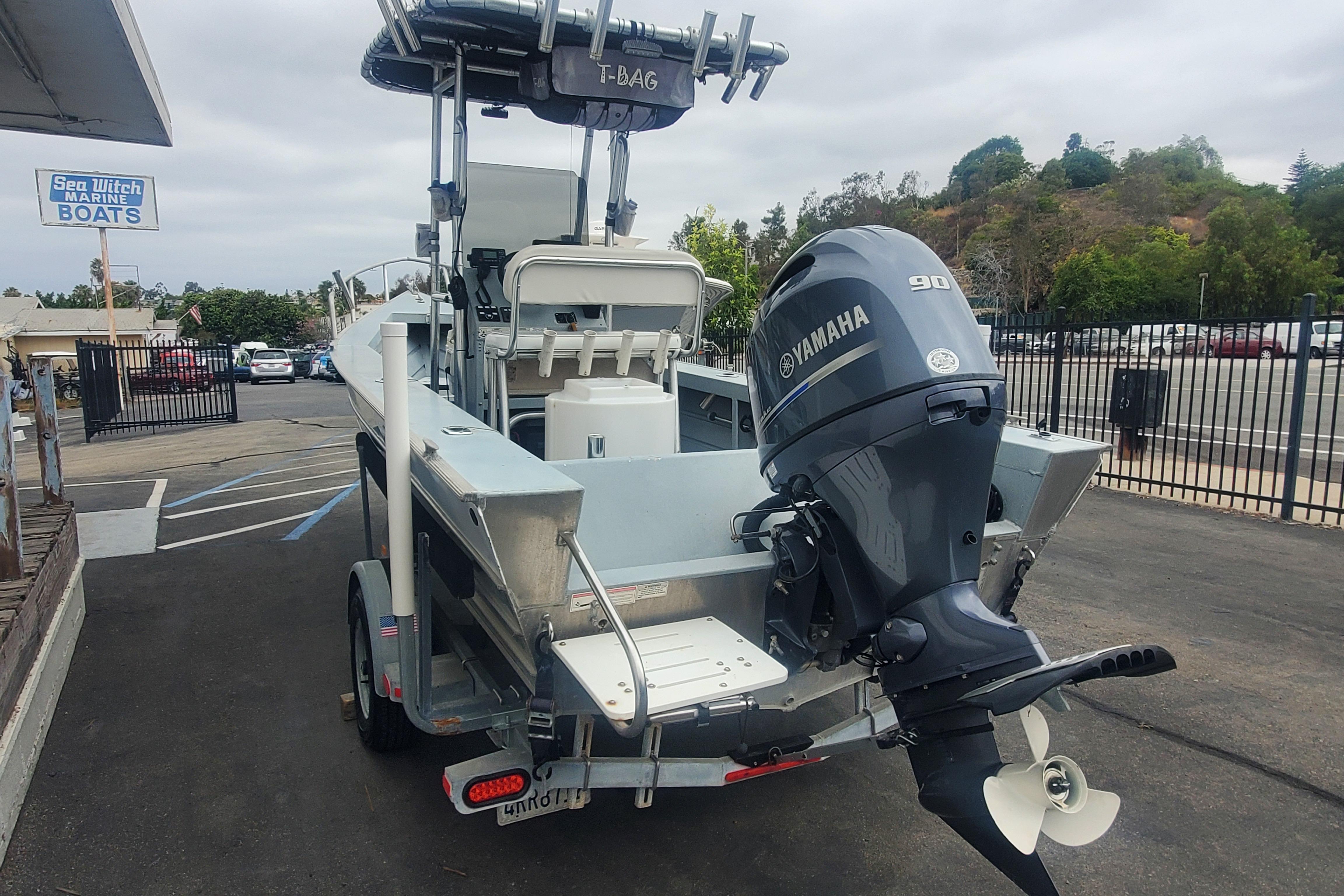 2017 Klamath Bayrunner 19 Baja boat with Yamaha 90 engine at a marine dealership.