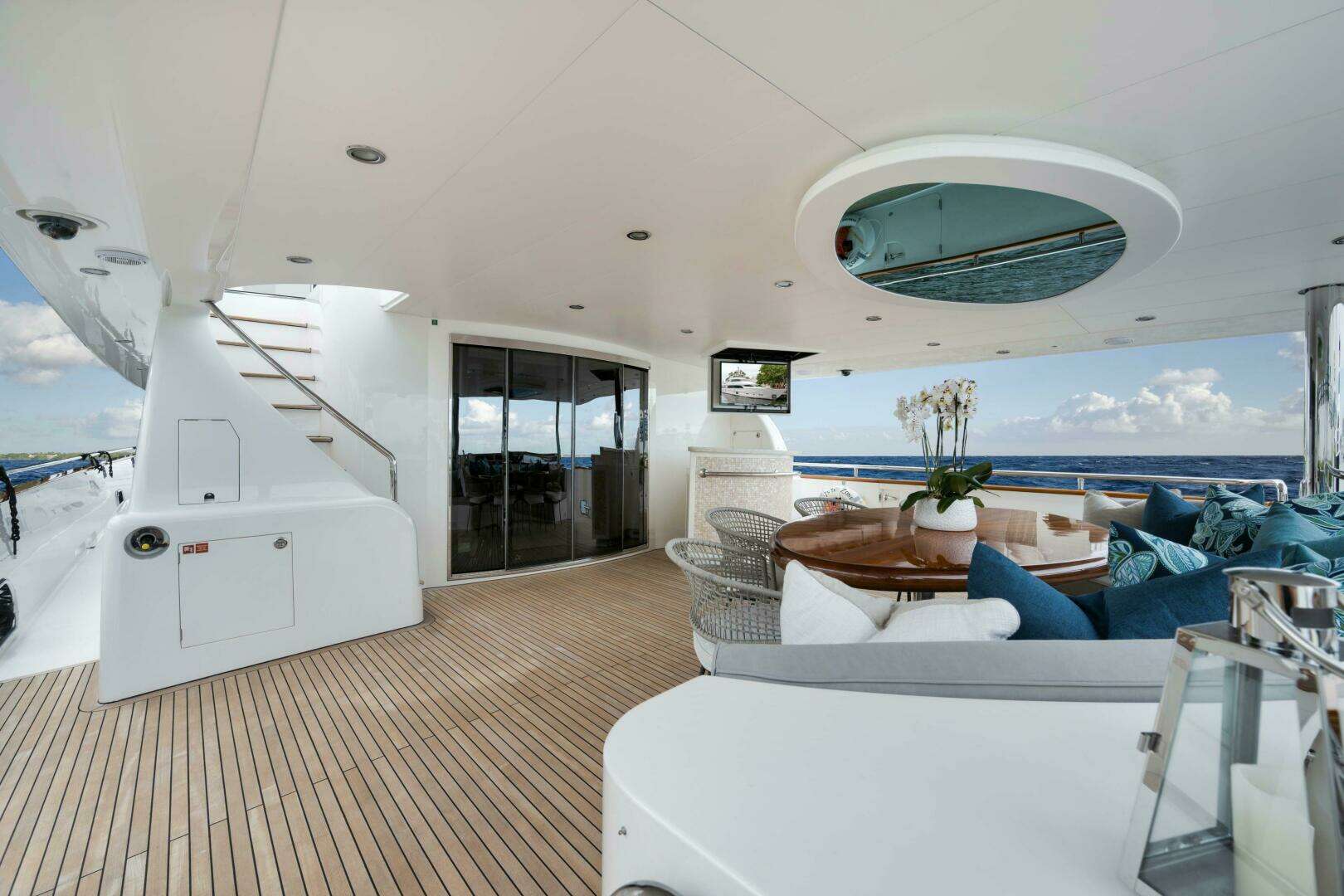 2012 Horizon P110 Tri-Deck - Image 2