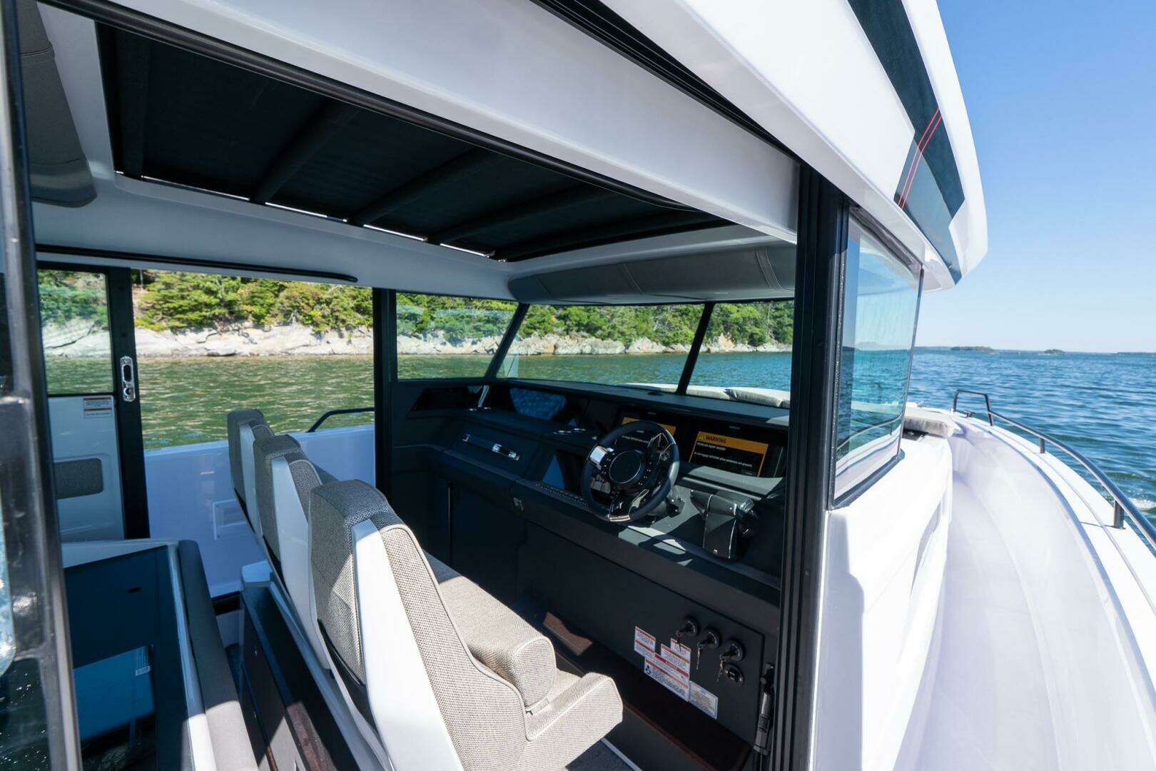 2025 Axopar Cross Cabin - Image 22