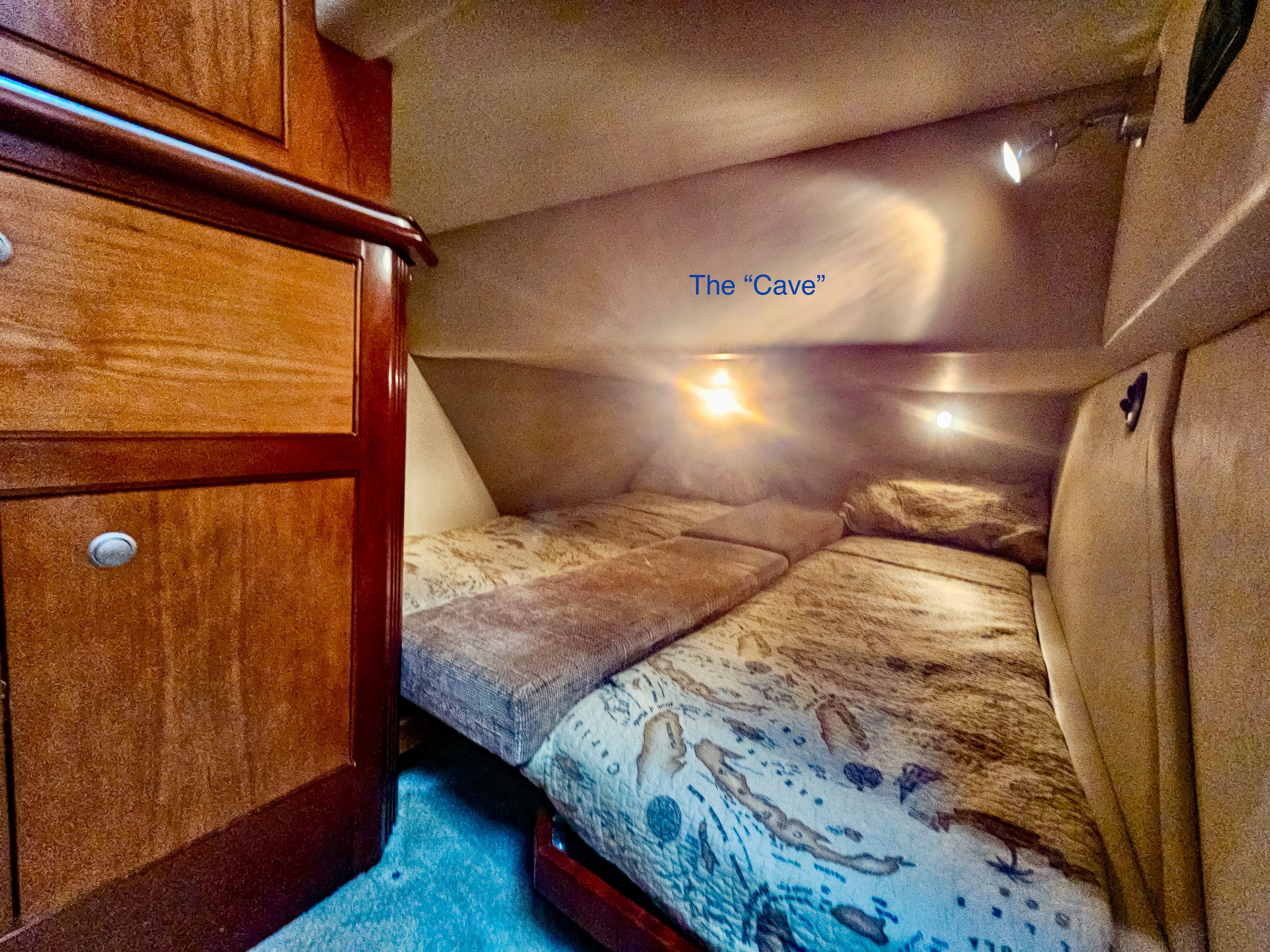 2008 Cruisers Yachts 455 Express Motoryacht - 25