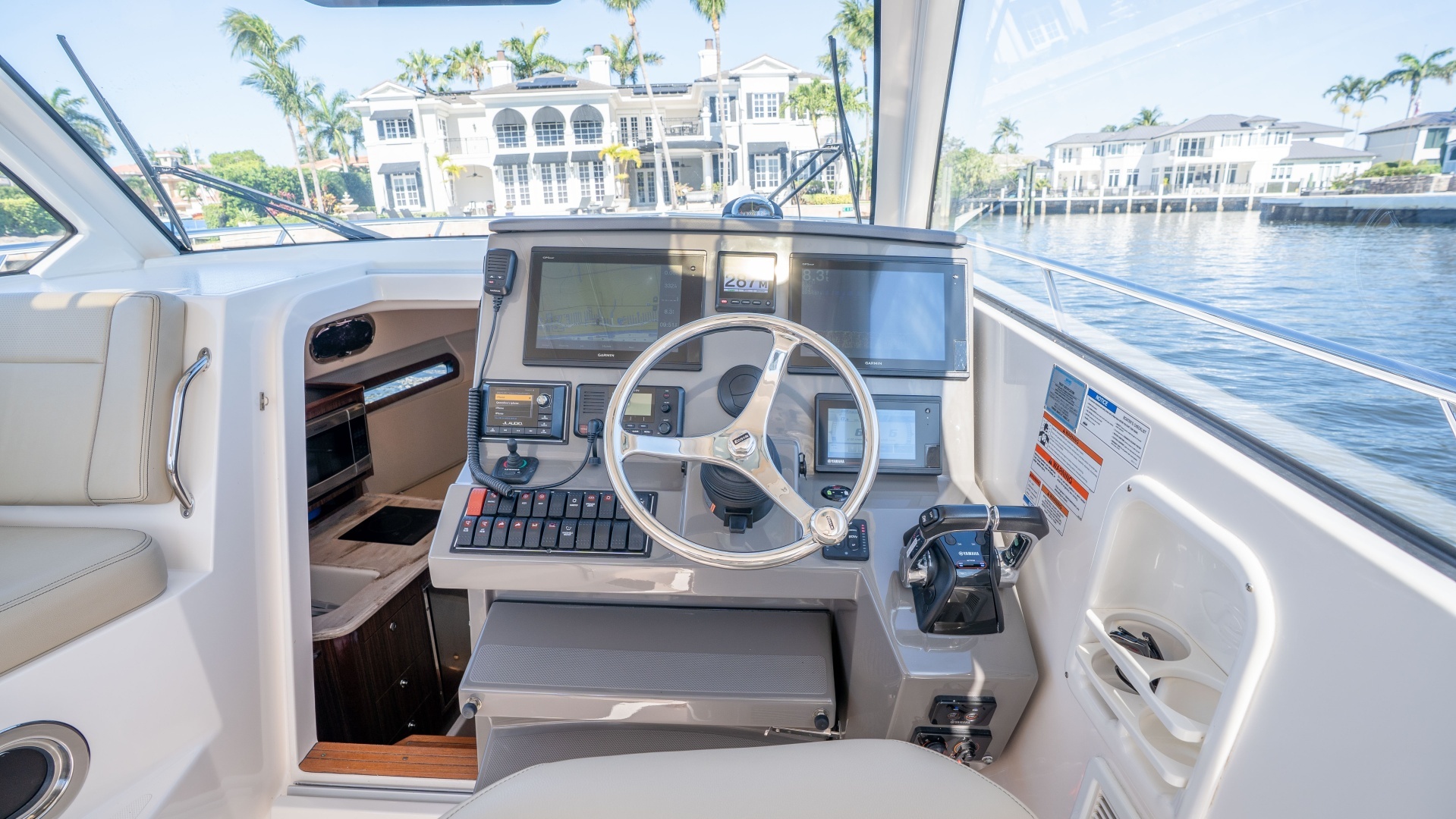 2018 Pursuit 325 OS - Image 27
