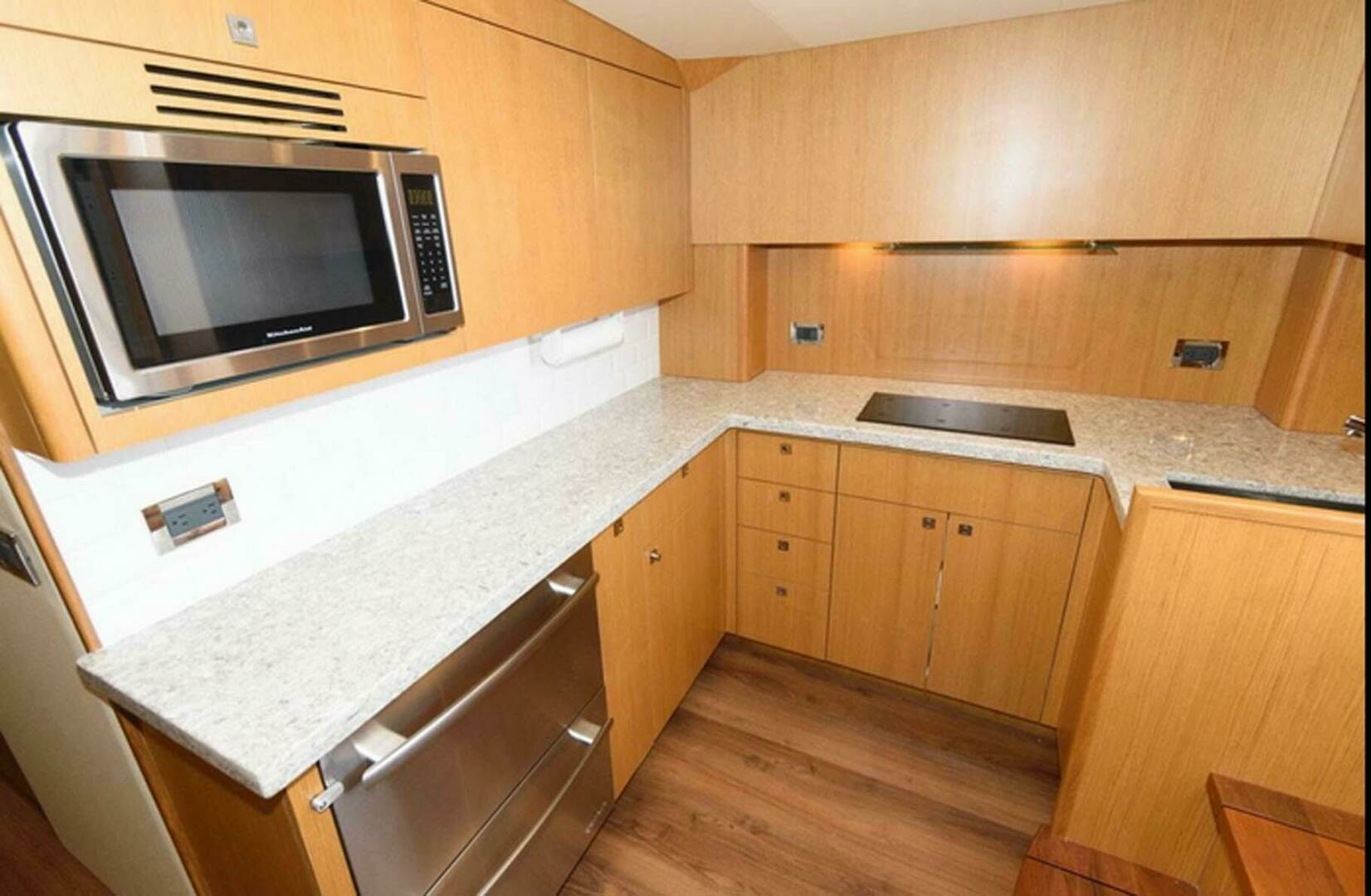2015 Hatteras Express Sportfish - Image 7
