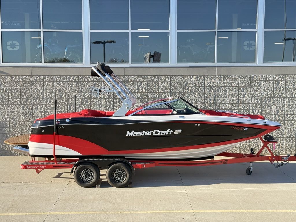 2019 MasterCraft XT22 - 3