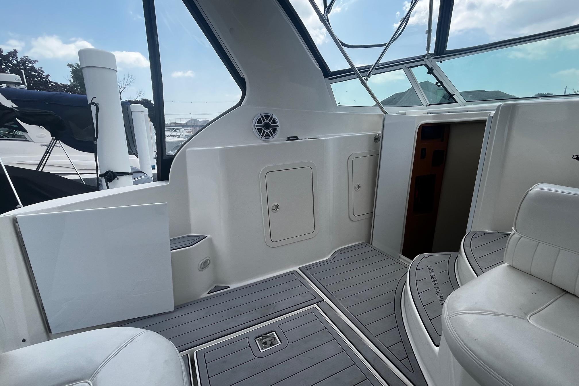 2004 Cruisers Yachts 280 CXi Express interior with white seating and sleek design.