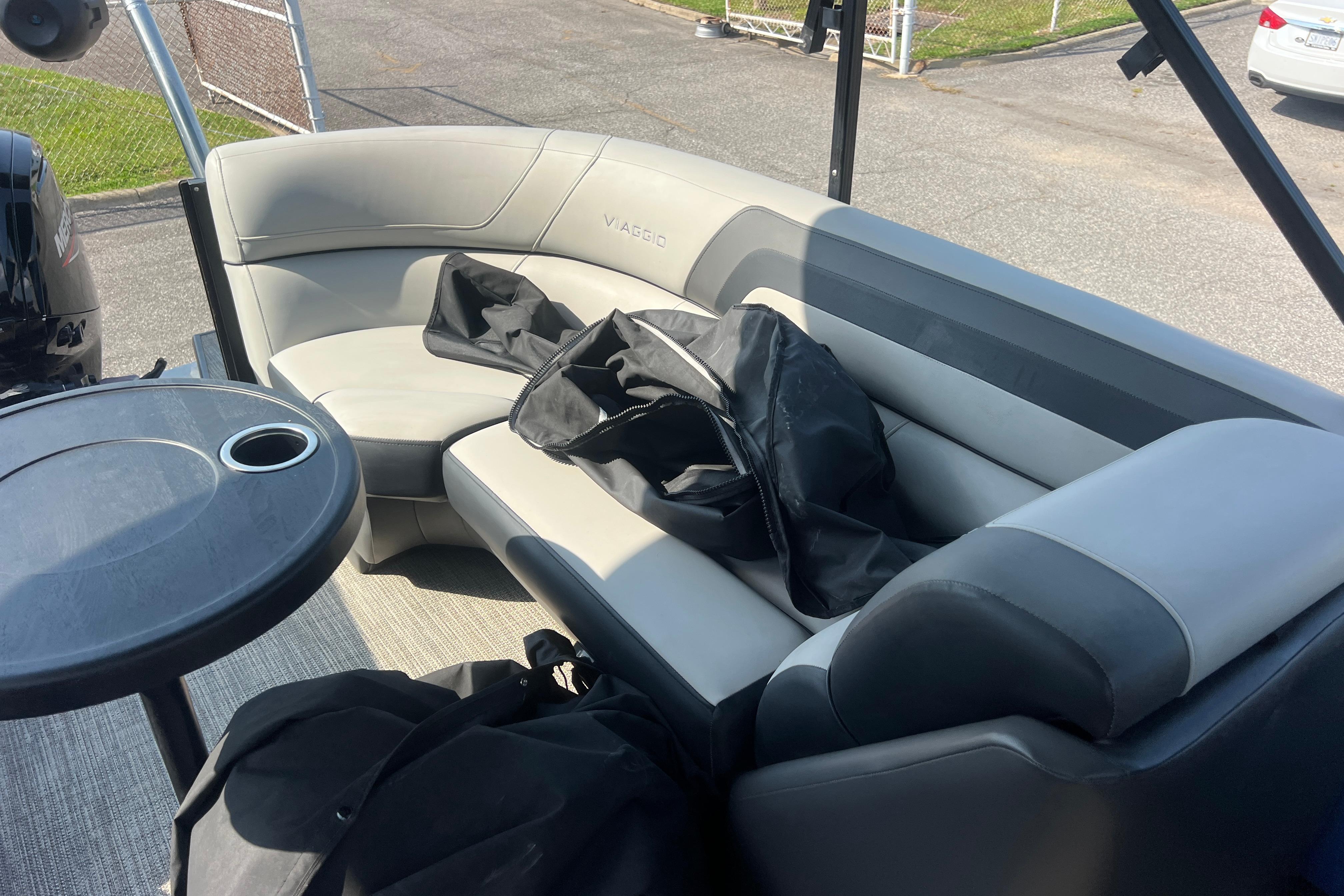 Viaggio Lago V-U 22 boat interior with seating and table, 2022 model.