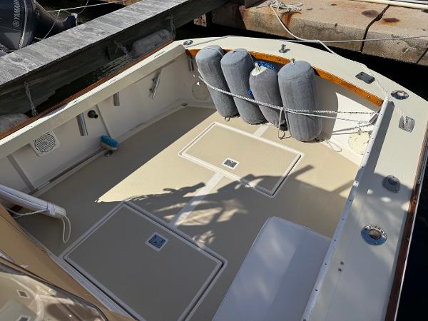 1978 Dyer 29 Trunk Cabin boat deck with fenders and clean surface.