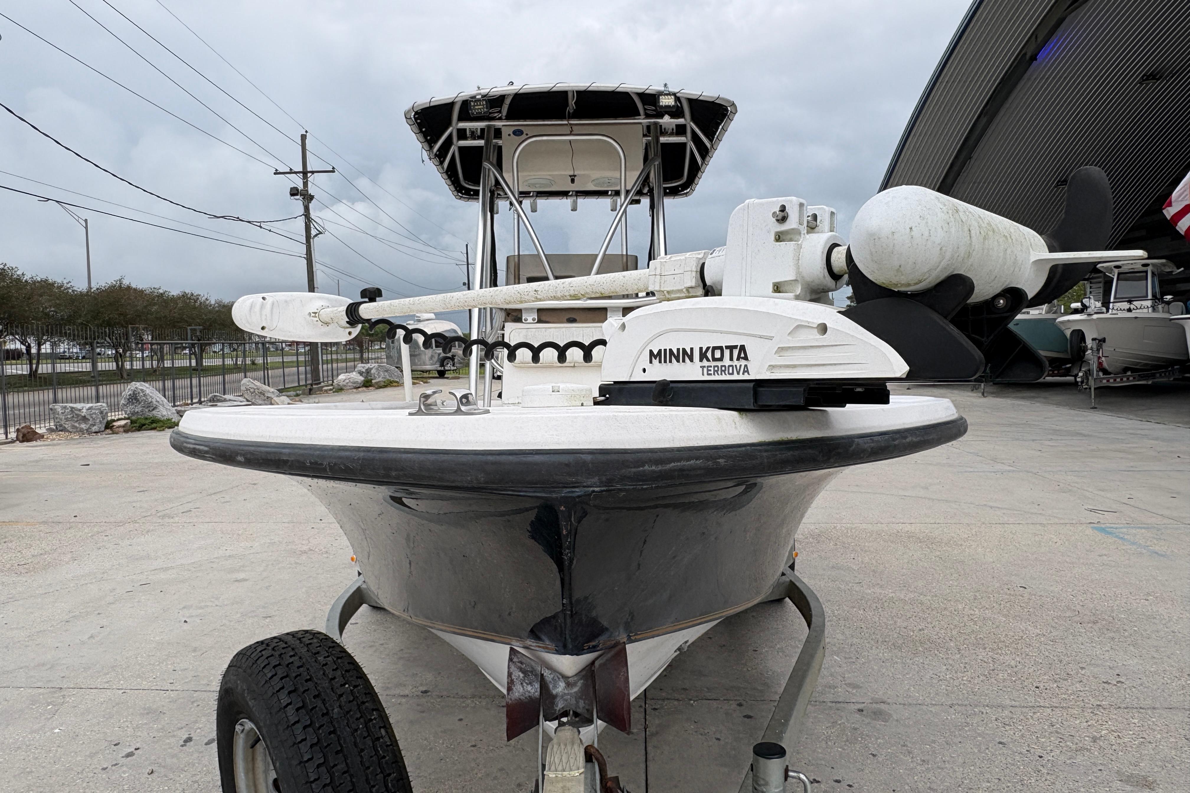 Kenner 21 VISION boat with Minn Kota Terrova motor, parked outdoors, 2000 model.