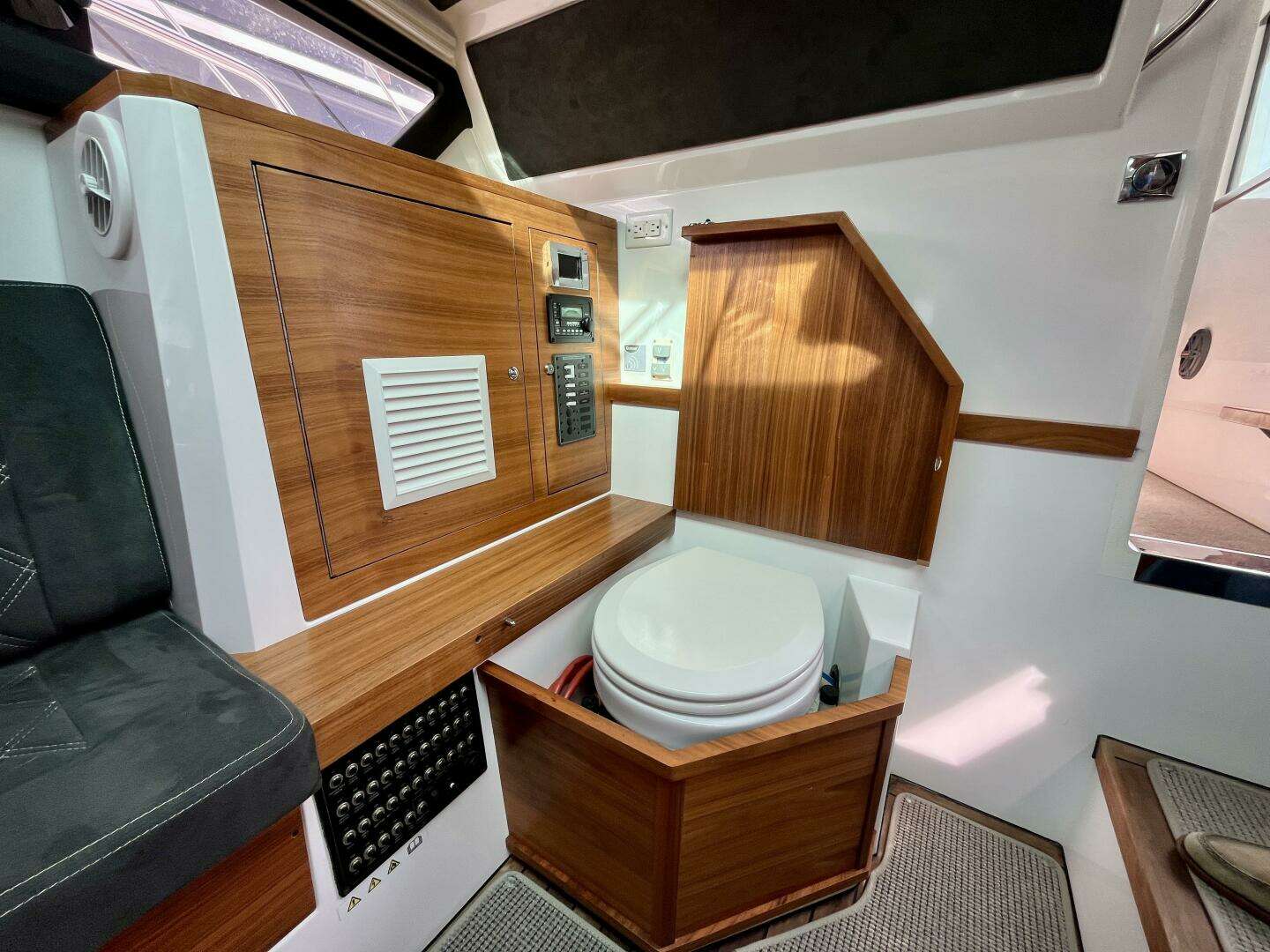 2018 Axopar 37 Sport Cabin R - Image 30