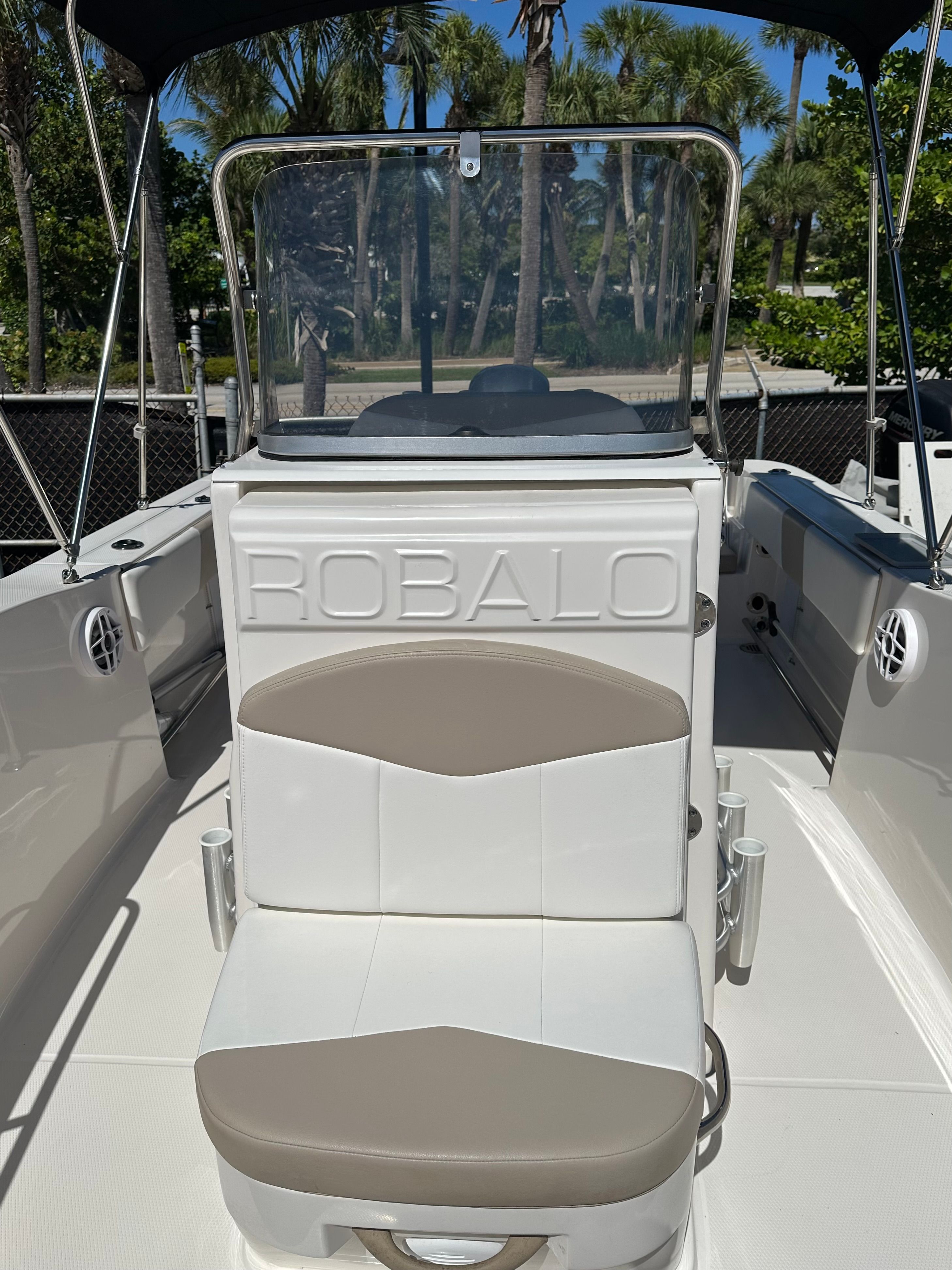 2022 Robalo R200 Center Console - 20