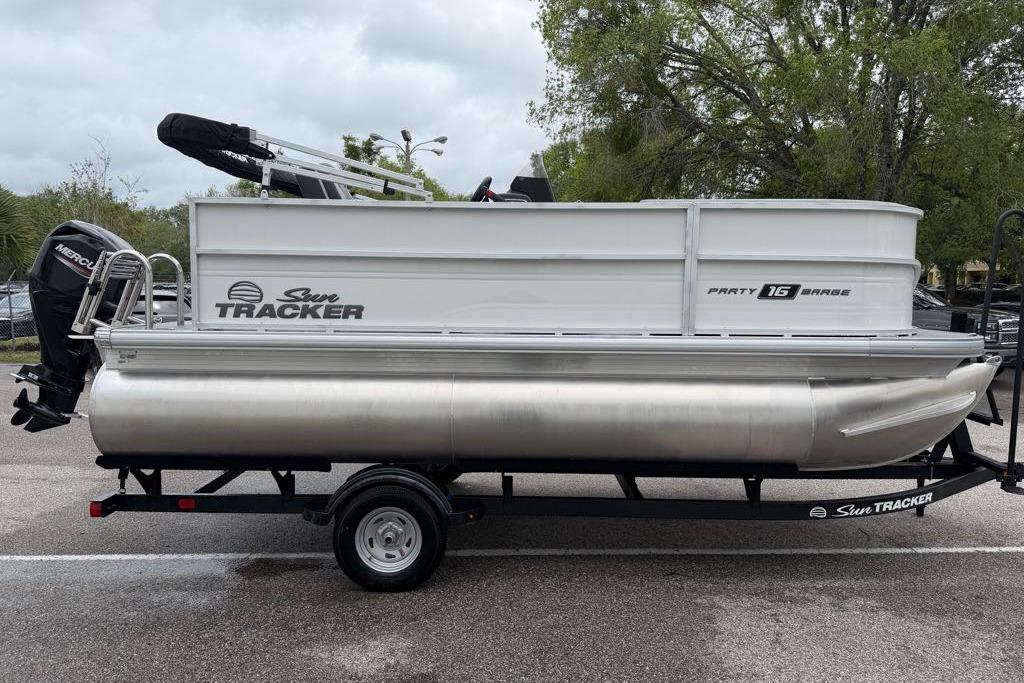 2026 Sun Tracker Party Barge 16 DLX