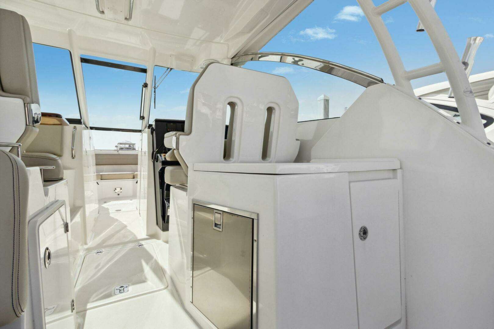 2018 Pursuit 325 DC - Image 17