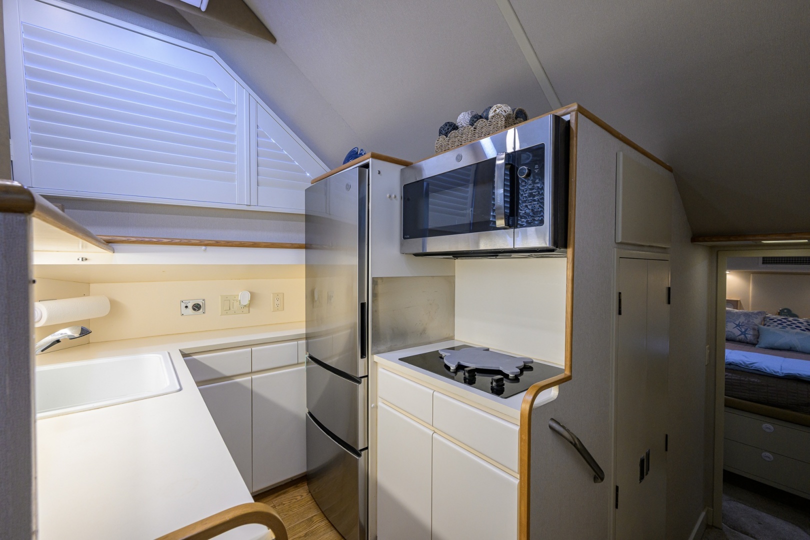 1992 Hatteras 46 Convertible - Image 48