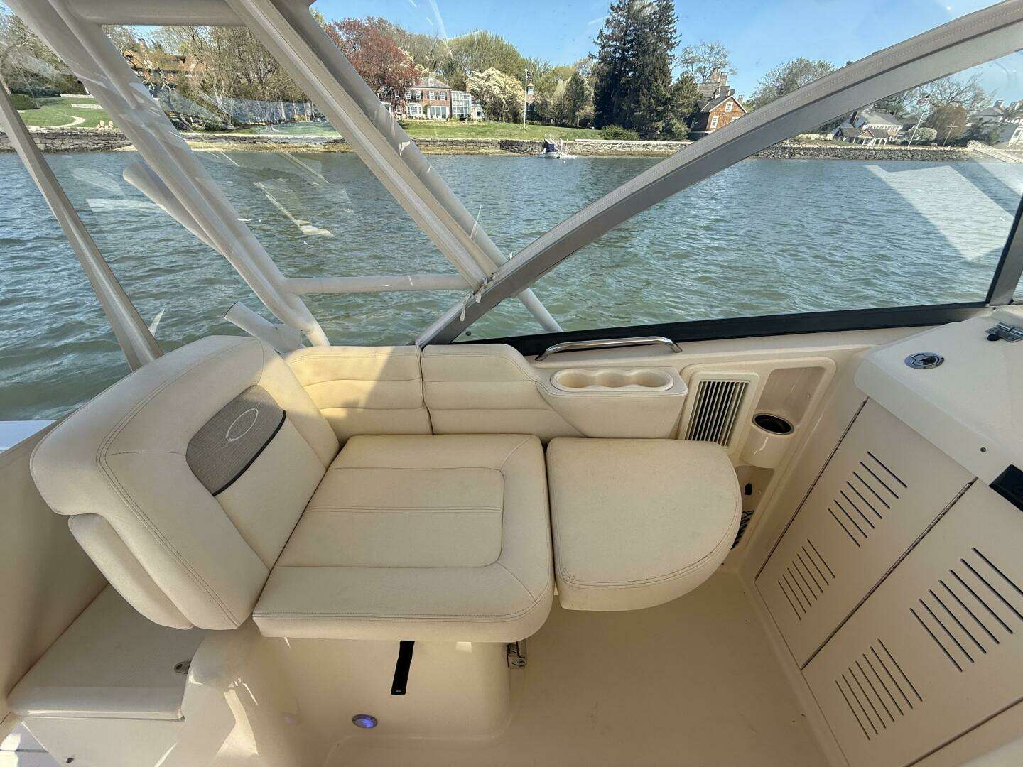 2016 Grady-White 330 Express - Image 6