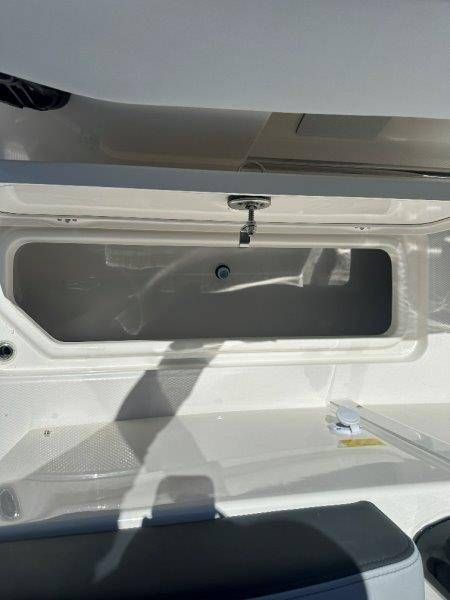 2026 Robalo R300 Center Console - 37