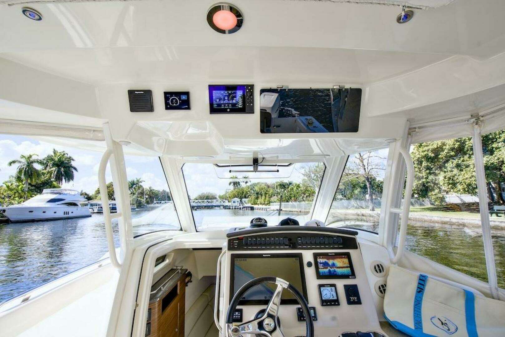 2019 Boston Whaler 350 Realm - Image 24