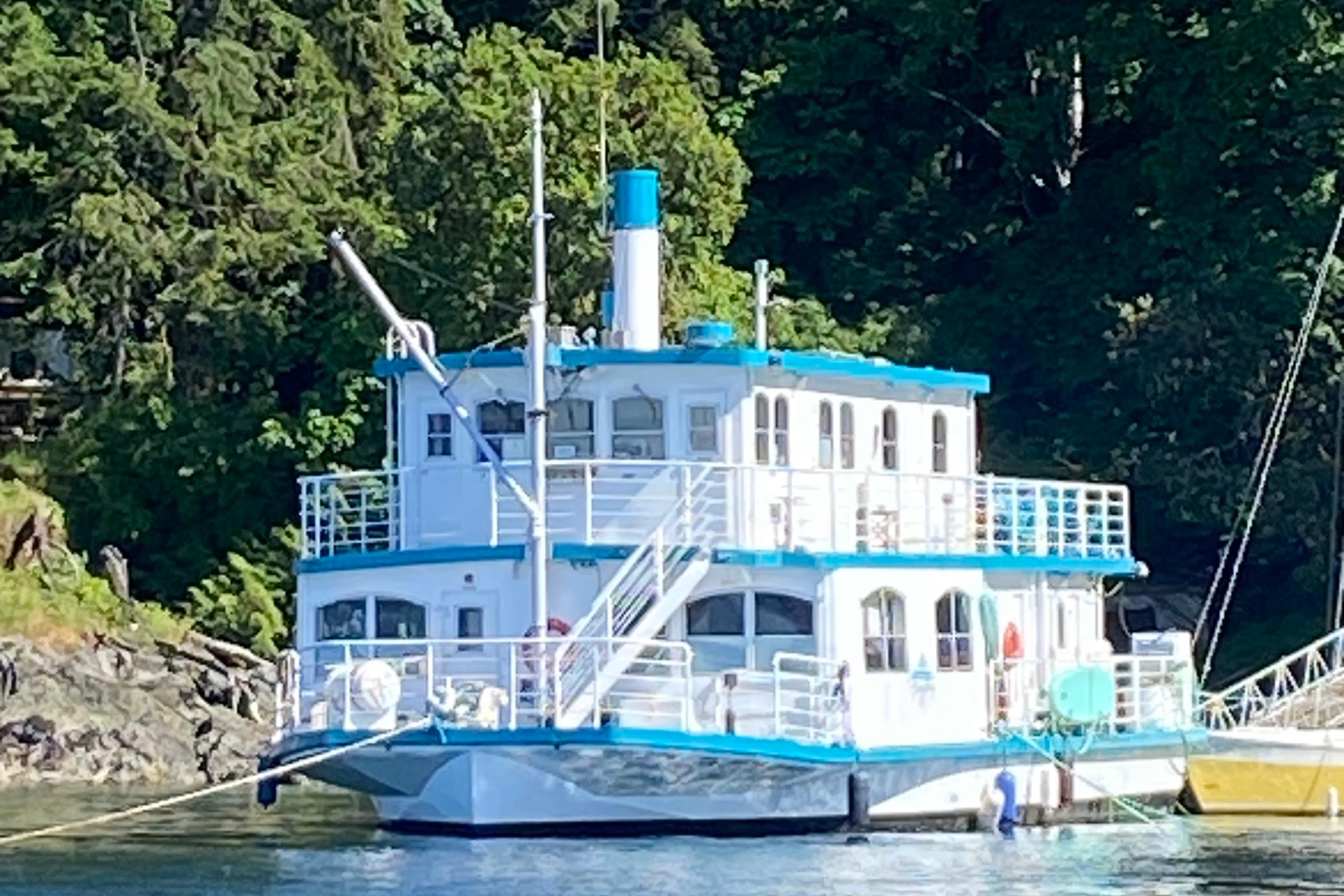 1988 Titan Houseboat conversion